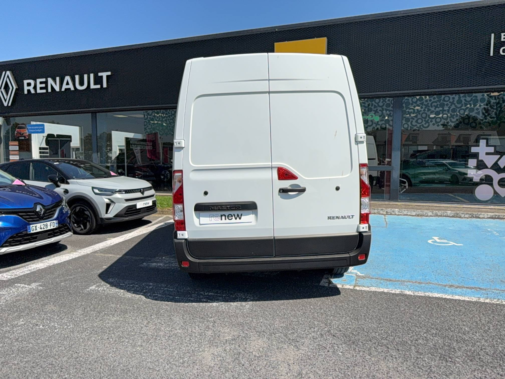 Vente en ligne Renault Master Fourgon MASTER FGN TRAC F3500 L2H2 BLUE DCI 135 au prix de 26 790 €