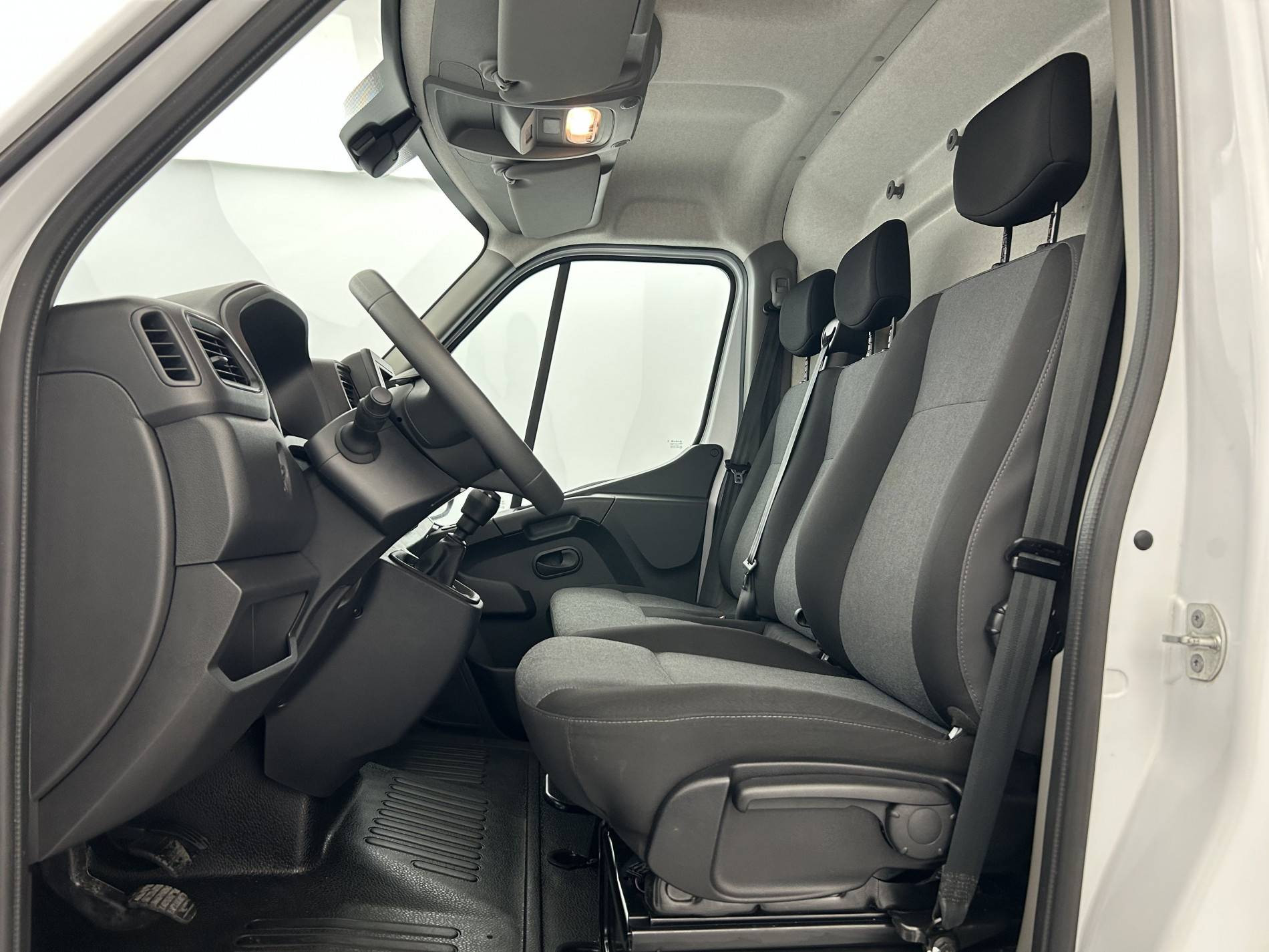 Vente en ligne Renault Master Fourgon MASTER FGN TRAC F3300 L2H2 BLUE DCI 135 au prix de 23 990 €