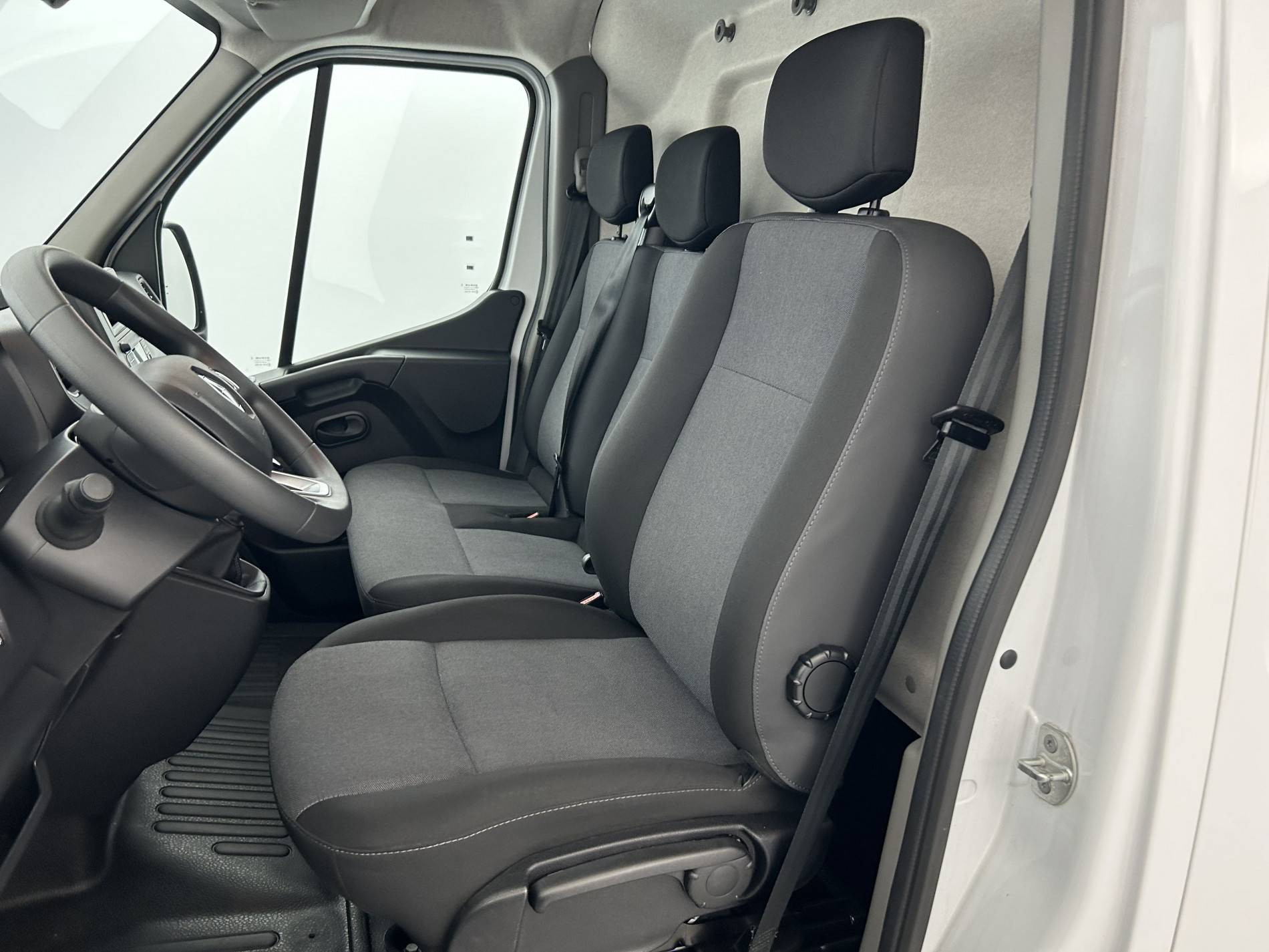 Vente en ligne Renault Master Fourgon MASTER FGN TRAC F3500 L2H2 BLUE DCI 135 au prix de 23 990 €