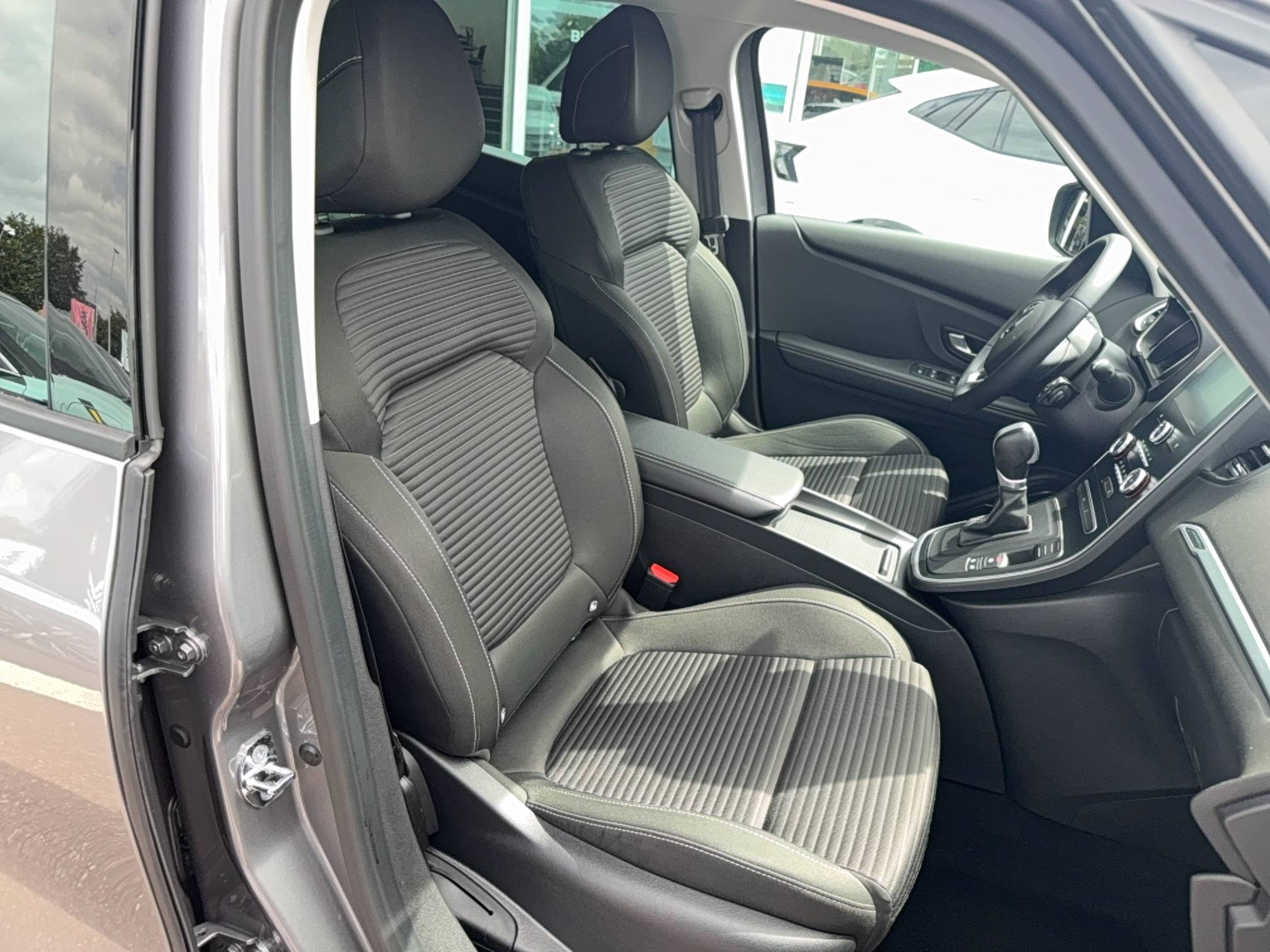 Vente en ligne Renault Grand Scenic 4 Grand Scenic TCe 140 EDC au prix de 22 830 €