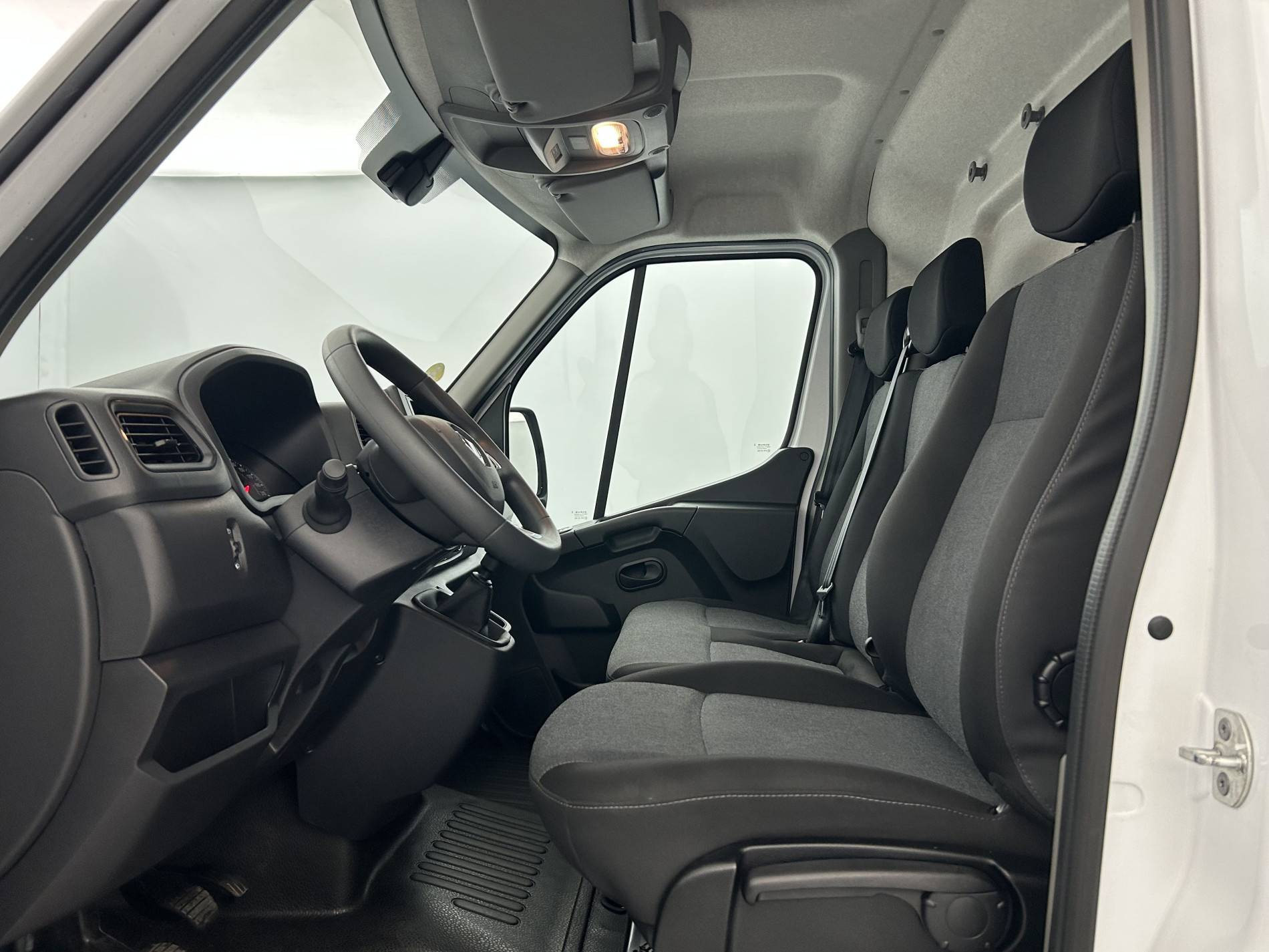 Vente en ligne Renault Master Fourgon MASTER FGN TRAC F3500 L3H3 BLUE DCI 135 au prix de 28 990 €