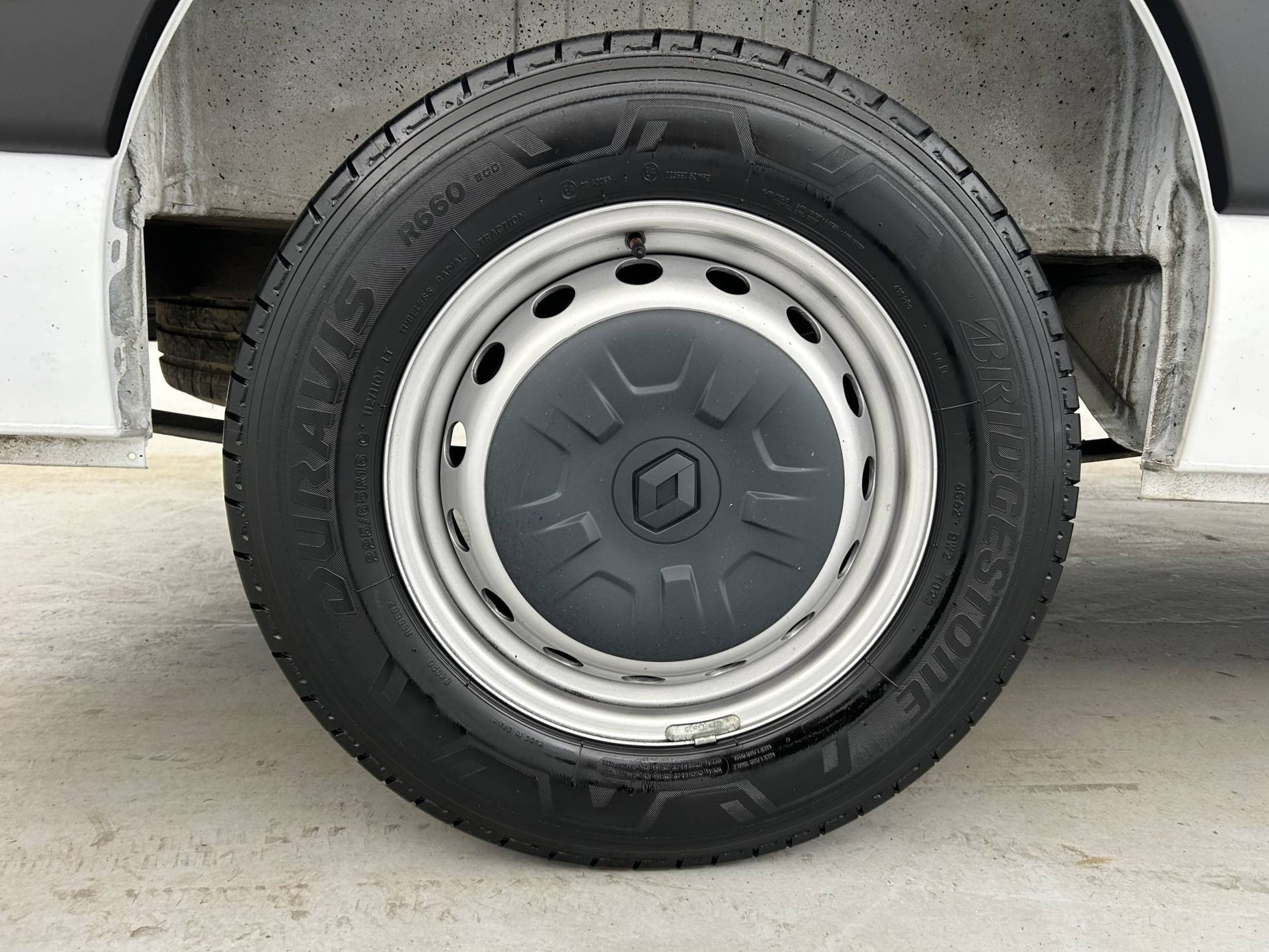 Vente en ligne Renault Master Fourgon MASTER FGN TRAC F3500 L2H2 BLUE DCI 135 au prix de 24 990 €