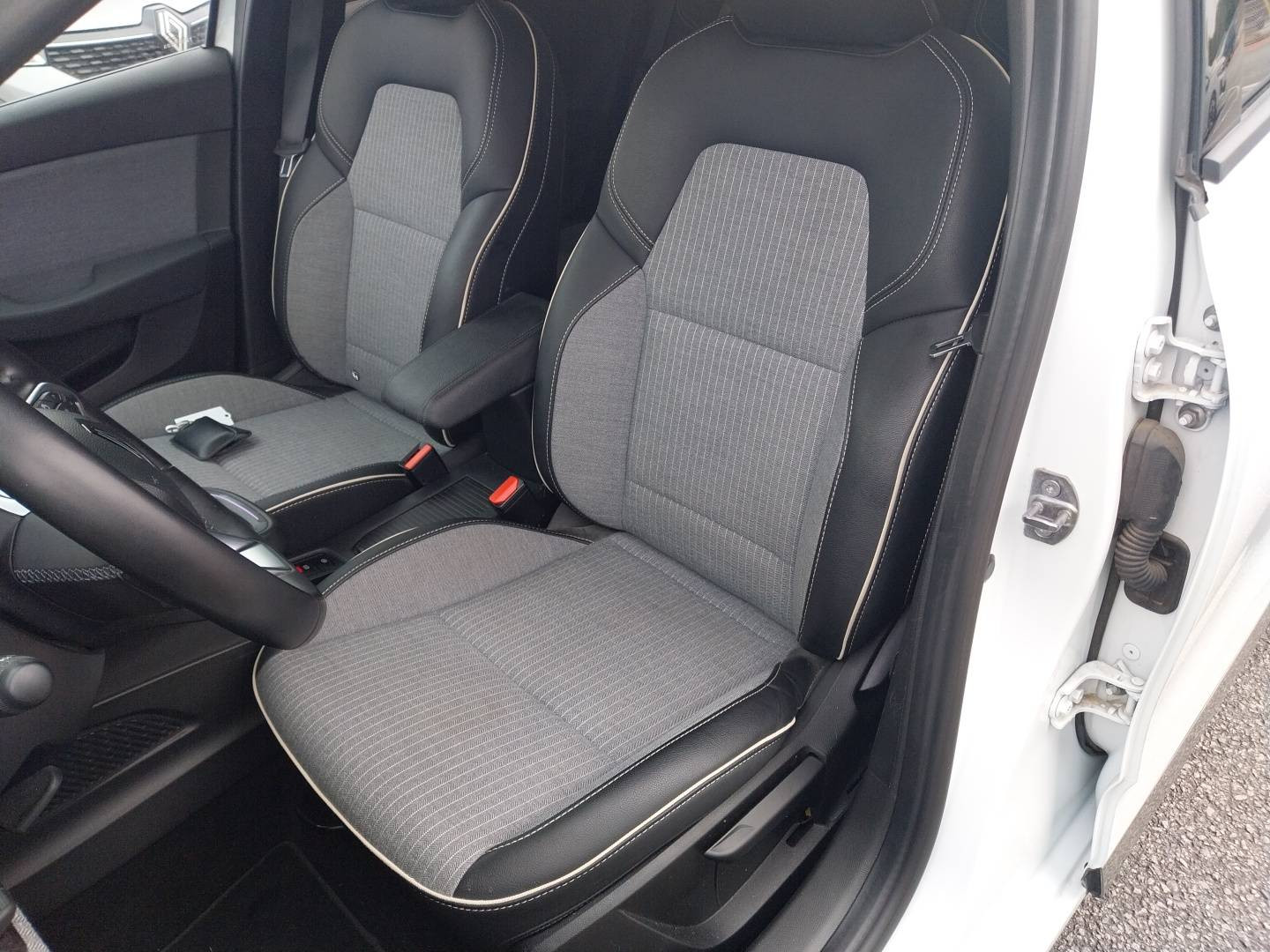 Vente en ligne Renault Clio 5 Clio E-Tech full hybrid 145 au prix de 17 990 €