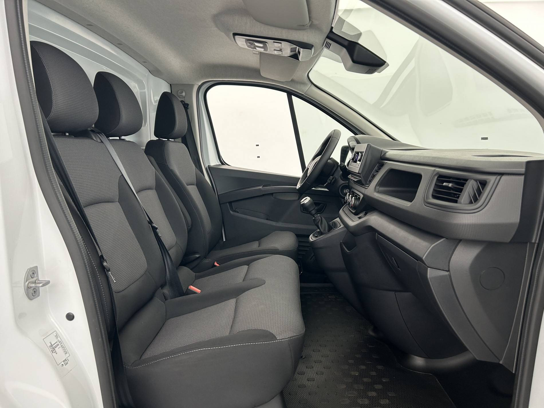 Vente en ligne Renault Trafic 3 Fourgon TRAFIC FGN L1H1 3T BLUE DCI 130 GSR2 au prix de 24 490 €