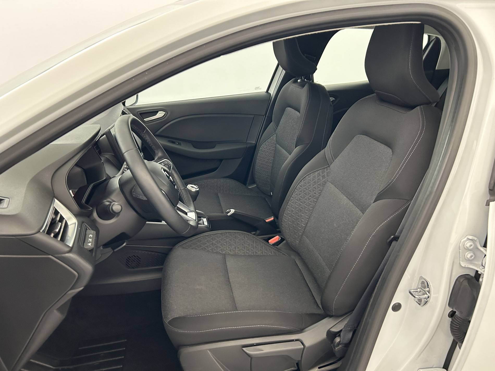 Vente en ligne Renault Clio 5 CLIO BLUE DCI 100 - 21N au prix de 9 990 €