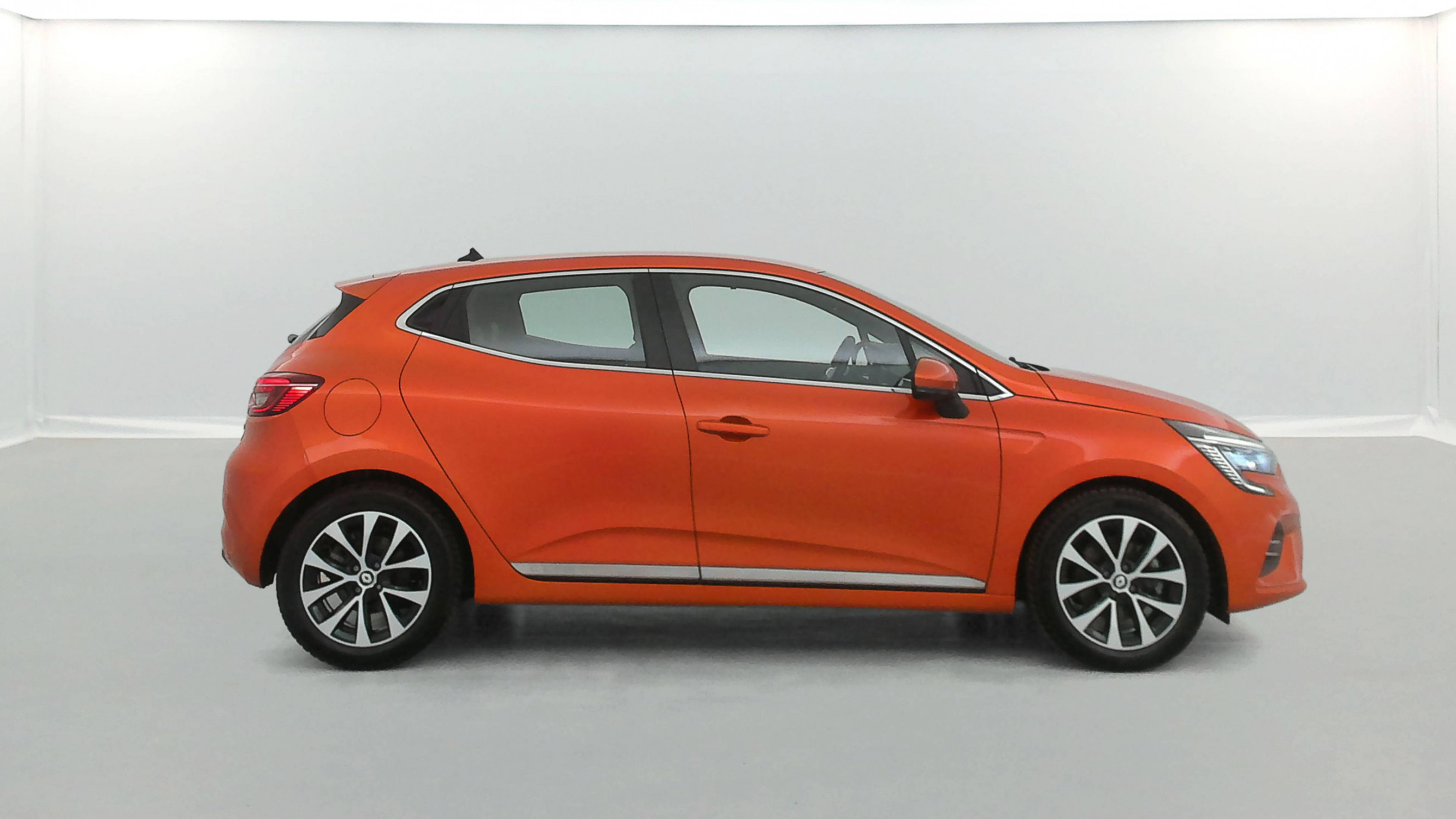 Vente en ligne Renault Clio 5 Clio E-Tech 140 - 21N au prix de 16 390 €