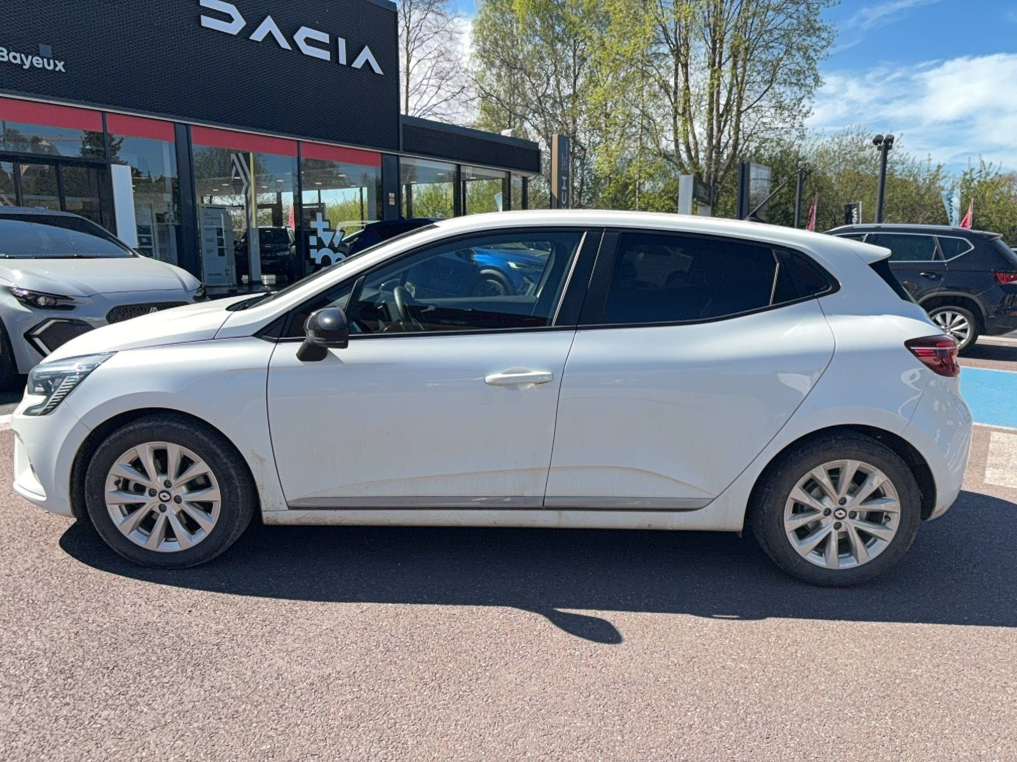 Vente en ligne Renault Clio 5 Clio E-Tech full hybrid 145 au prix de 17 590 €