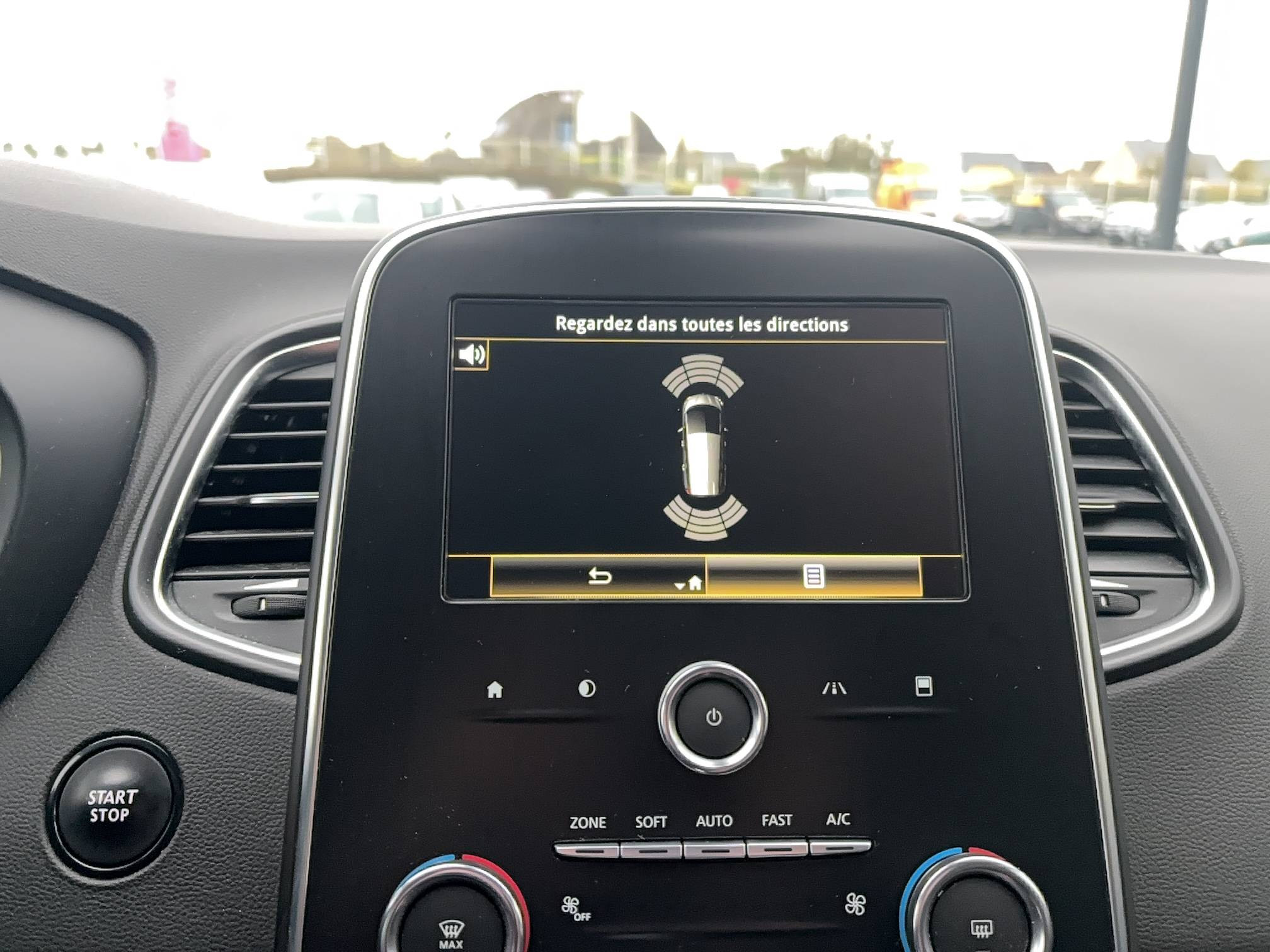 Vente en ligne Renault Grand Scenic 4 Grand Scenic TCe 140 FAP EDC - 21 au prix de 16 690 €