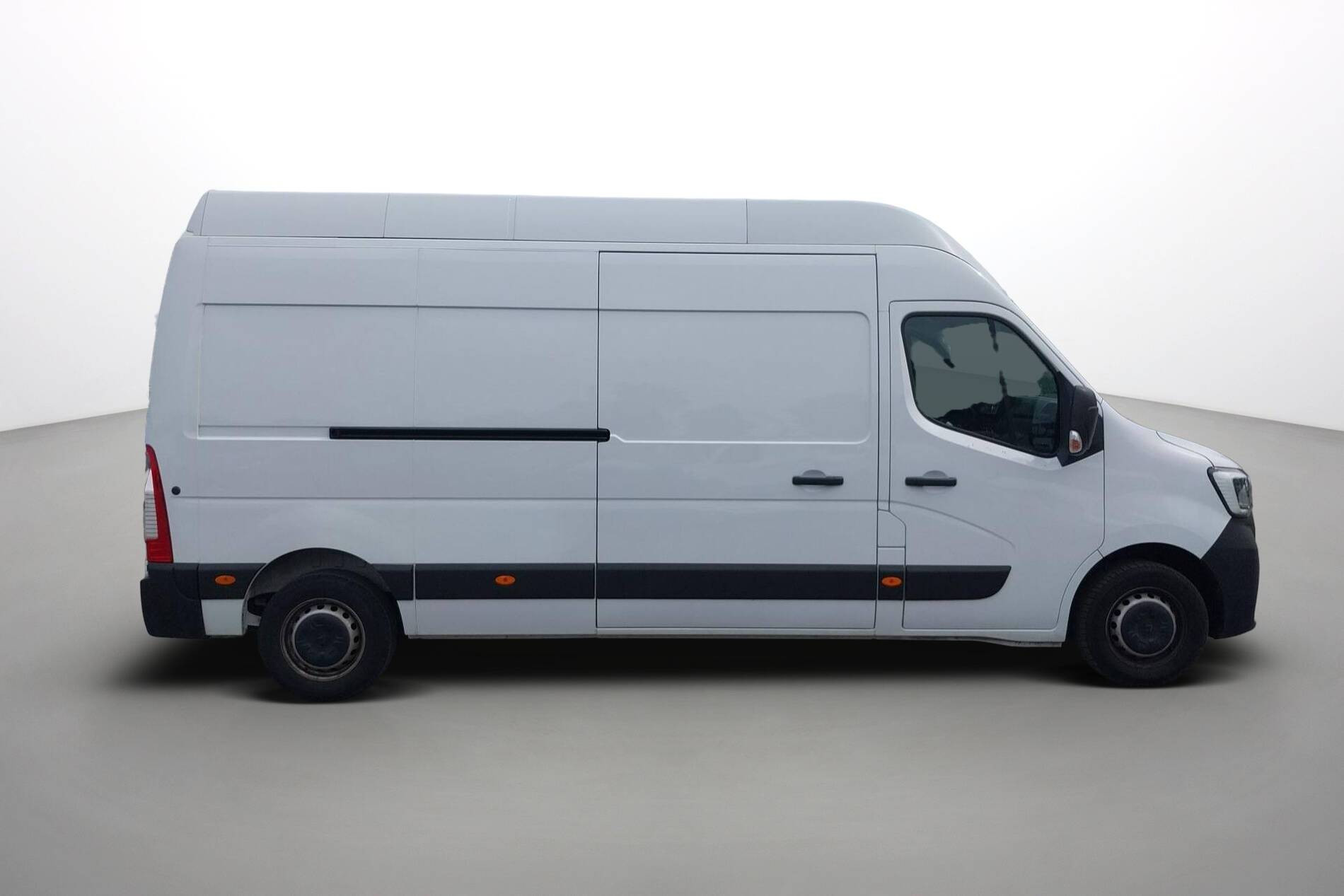Vente en ligne Renault Master Fourgon MASTER FGN TRAC F3500 L3H3 BLUE DCI 135 au prix de 25 490 €