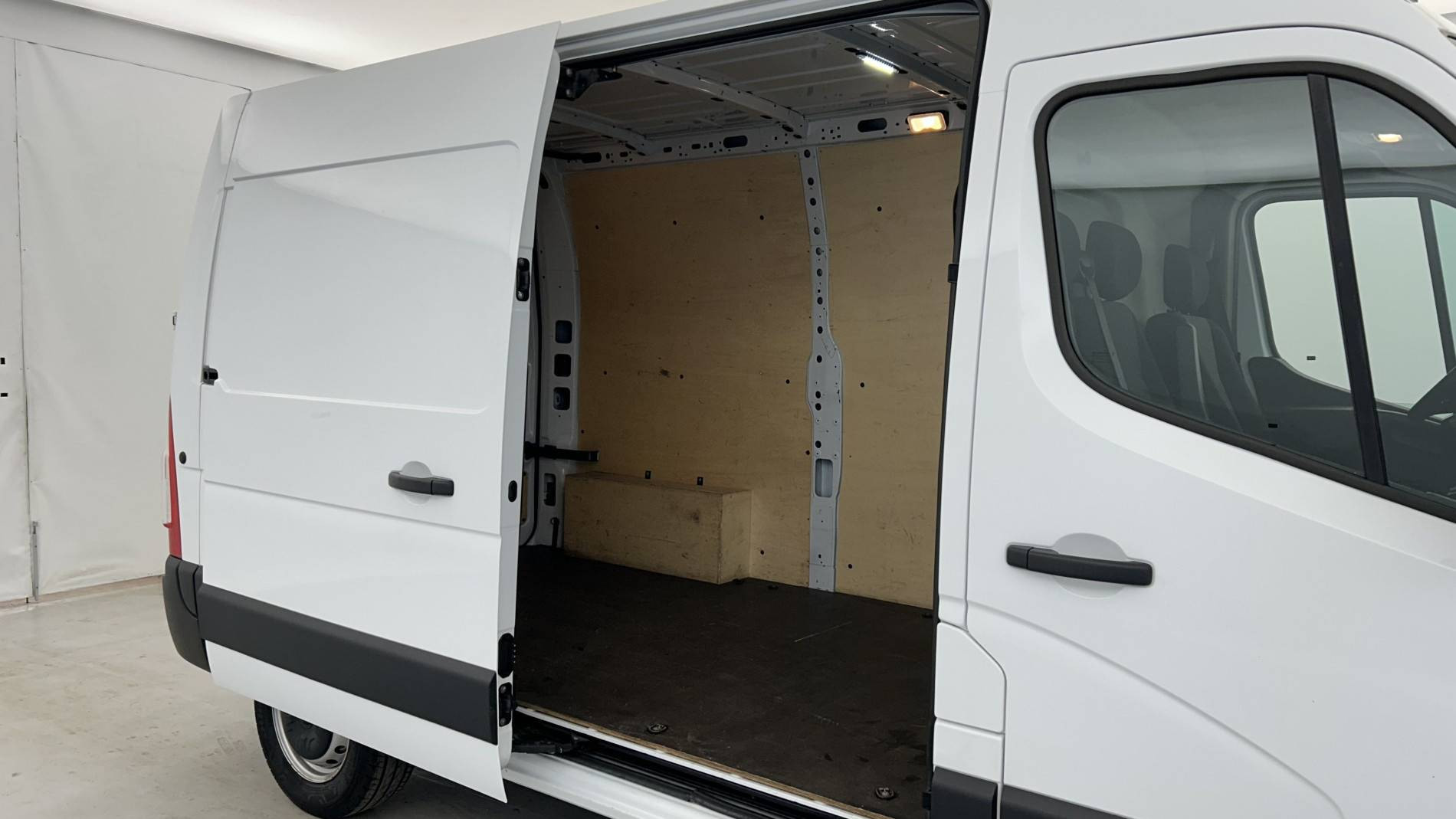 Vente en ligne Renault Master Fourgon MASTER FGN TRAC F3500 L2H2 BLUE DCI 135 au prix de 26 999 €