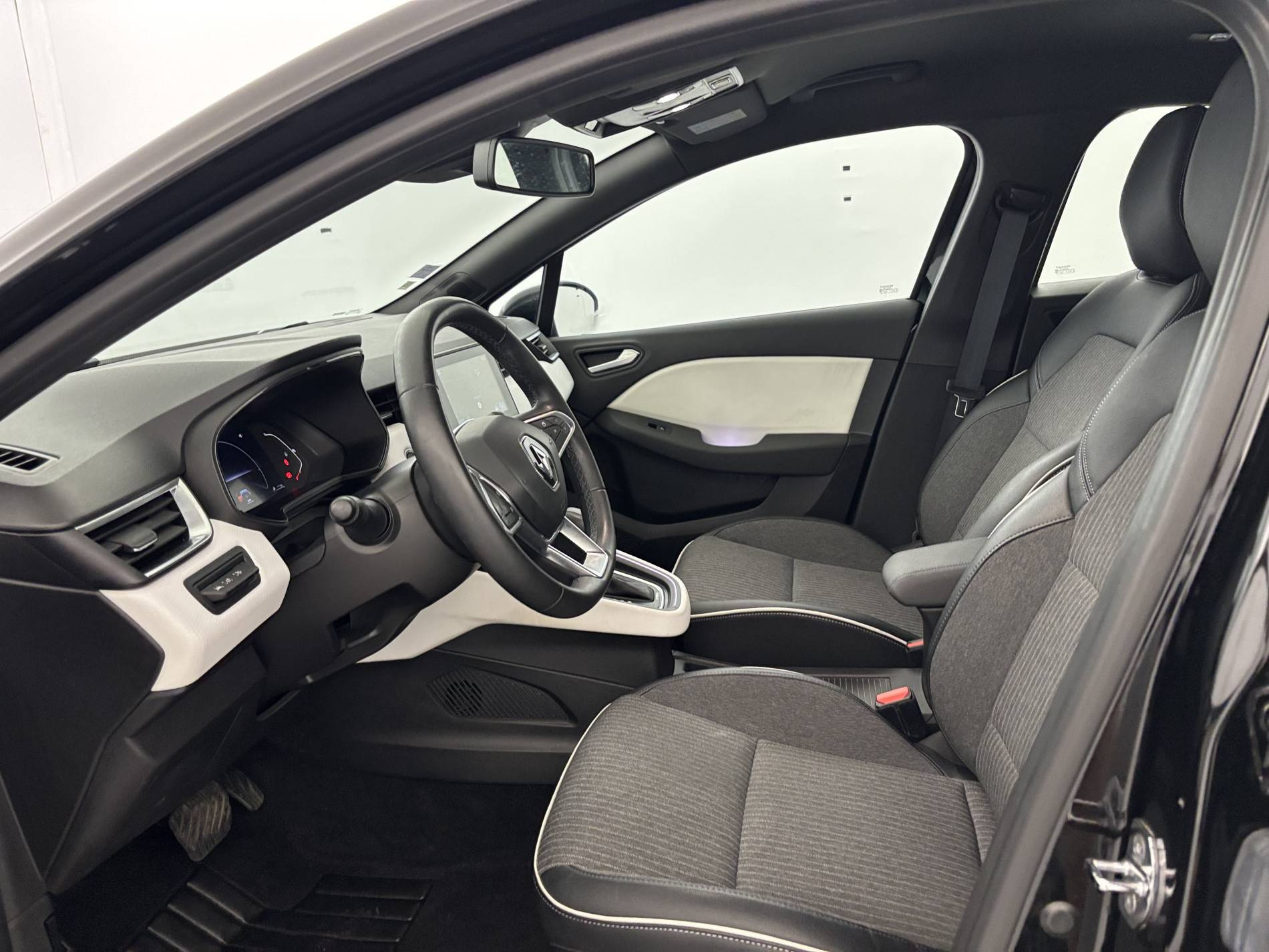 Vente en ligne Renault Clio 5 Clio E-Tech 140 - 21N au prix de 15 790 €