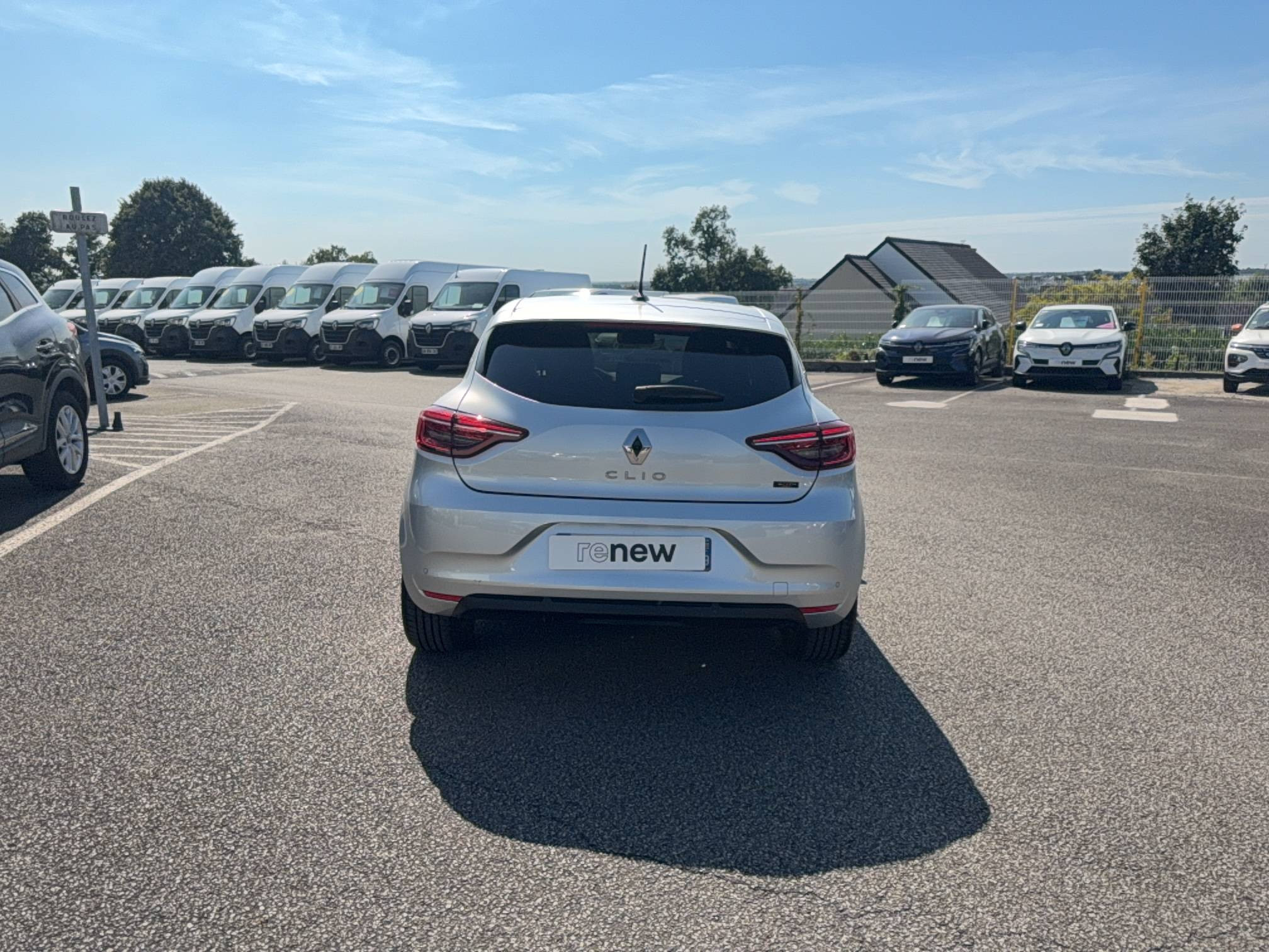 Vente en ligne Renault Clio 5 Clio E-Tech full hybrid 145 au prix de 17 990 €
