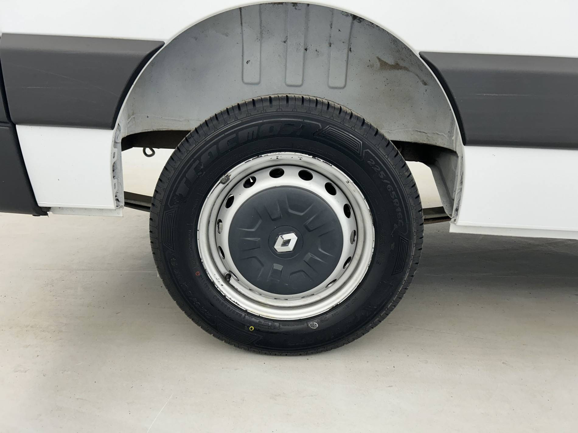 Vente en ligne Renault Master Fourgon MASTER FGN TRAC F3500 L2H2 DCI 135 au prix de 18 990 €
