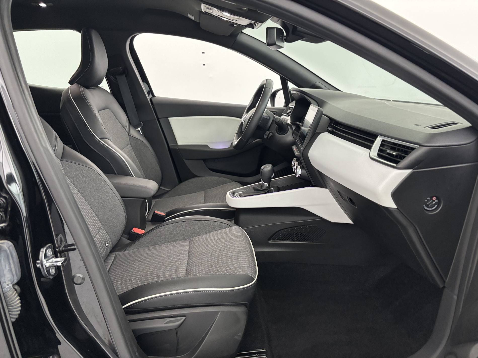 Vente en ligne Renault Clio 5 Clio E-Tech 140 - 21N au prix de 15 790 €