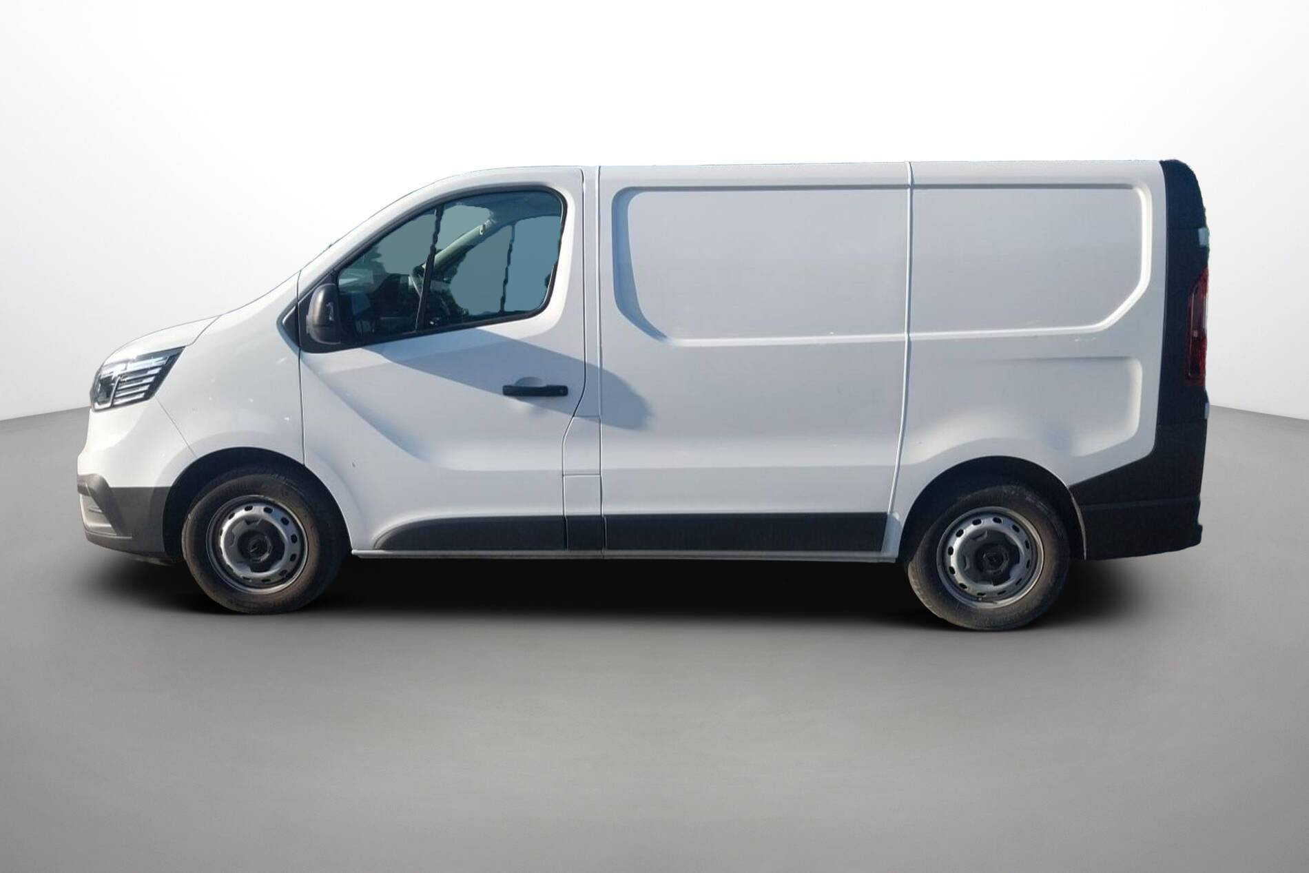Vente en ligne Renault Trafic 3 Fourgon TRAFIC FG BLUE DCI 130 L1H1 3T GSR2 au prix de 23 990 €