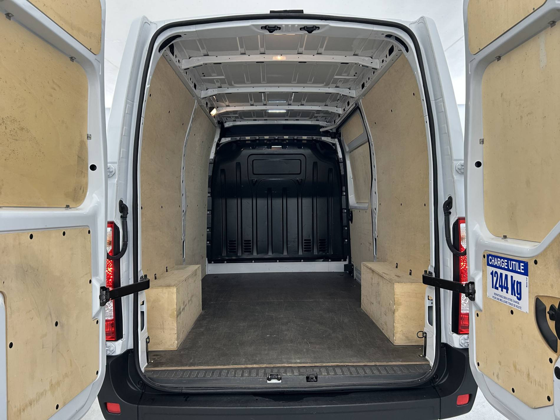 Vente en ligne Renault Master Fourgon MASTER FGN TRAC F3500 L2H2 BLUE DCI 135 au prix de 22 990 €