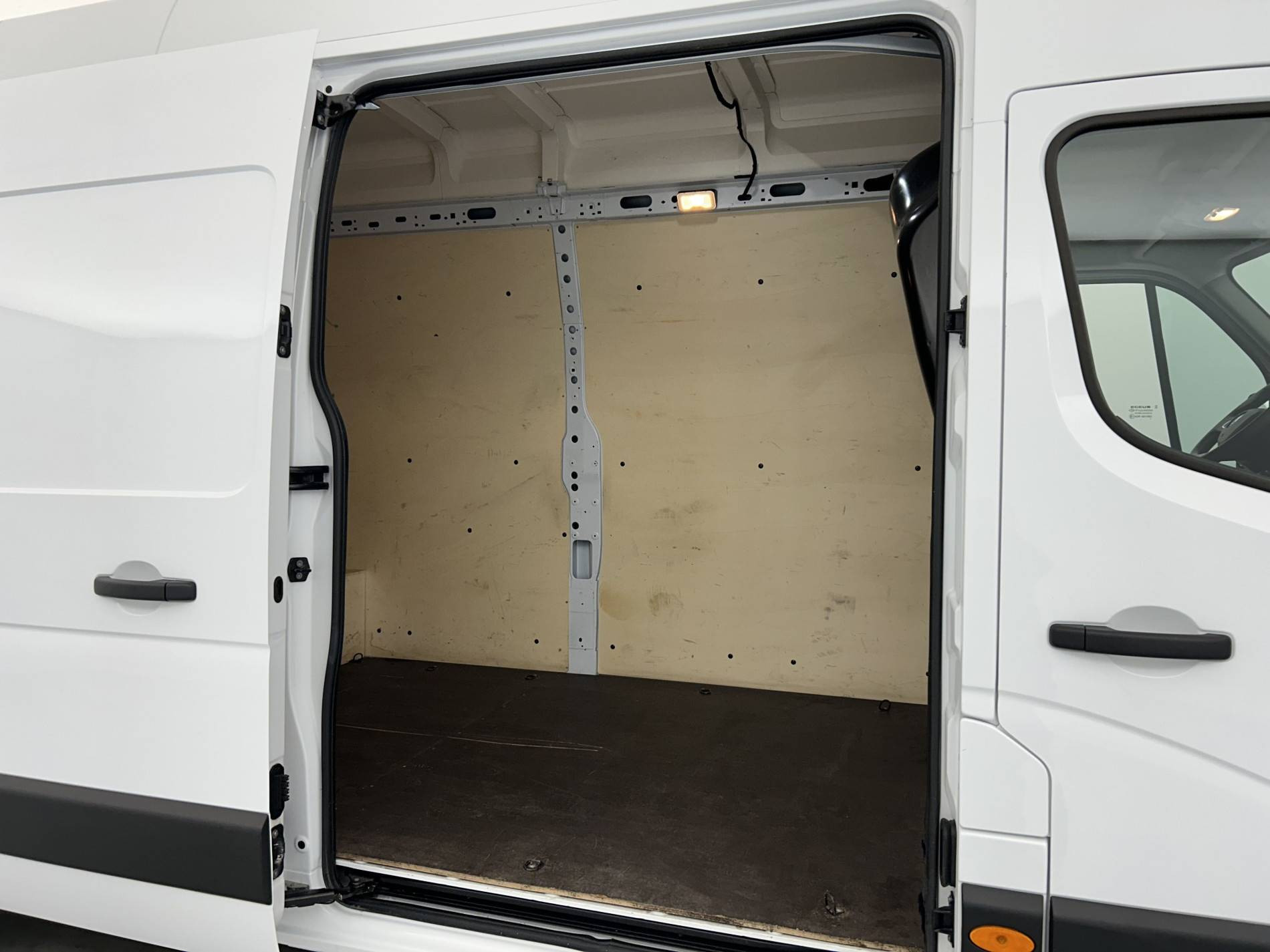 Vente en ligne Renault Master Fourgon MASTER FGN TRAC F3500 L3H3 BLUE DCI 135 au prix de 29 990 €