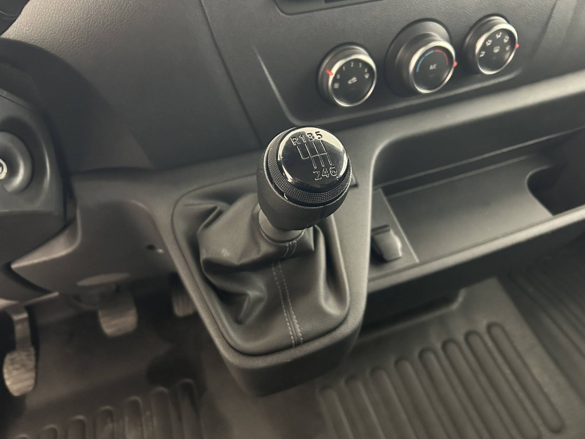 Vente en ligne Renault Master Fourgon MASTER FGN TRAC F3500 L2H2 BLUE DCI 135 au prix de 24 590 €