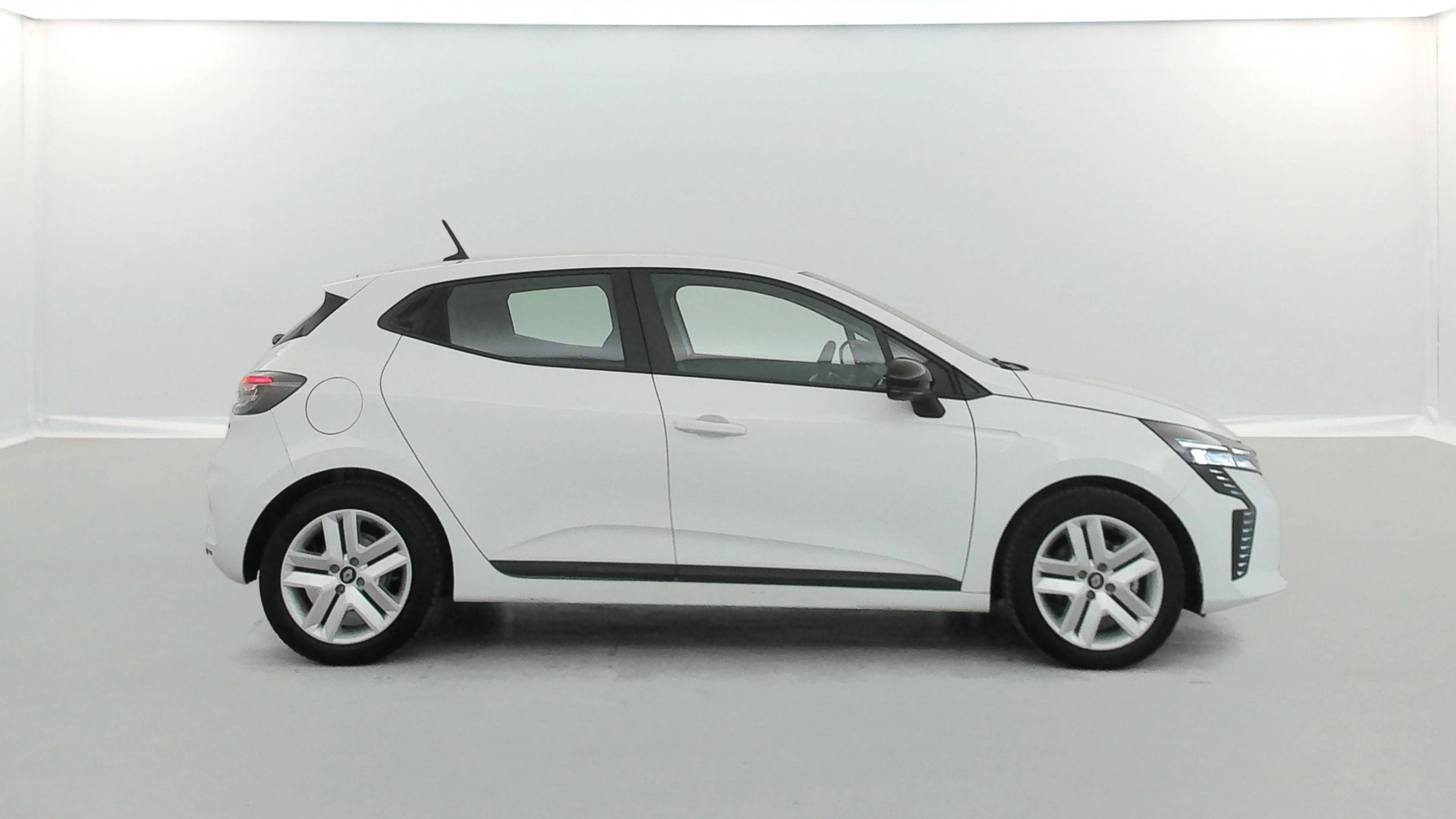 Vente en ligne Renault Clio 5 Clio E-Tech full hybrid 145 au prix de 17 990 €