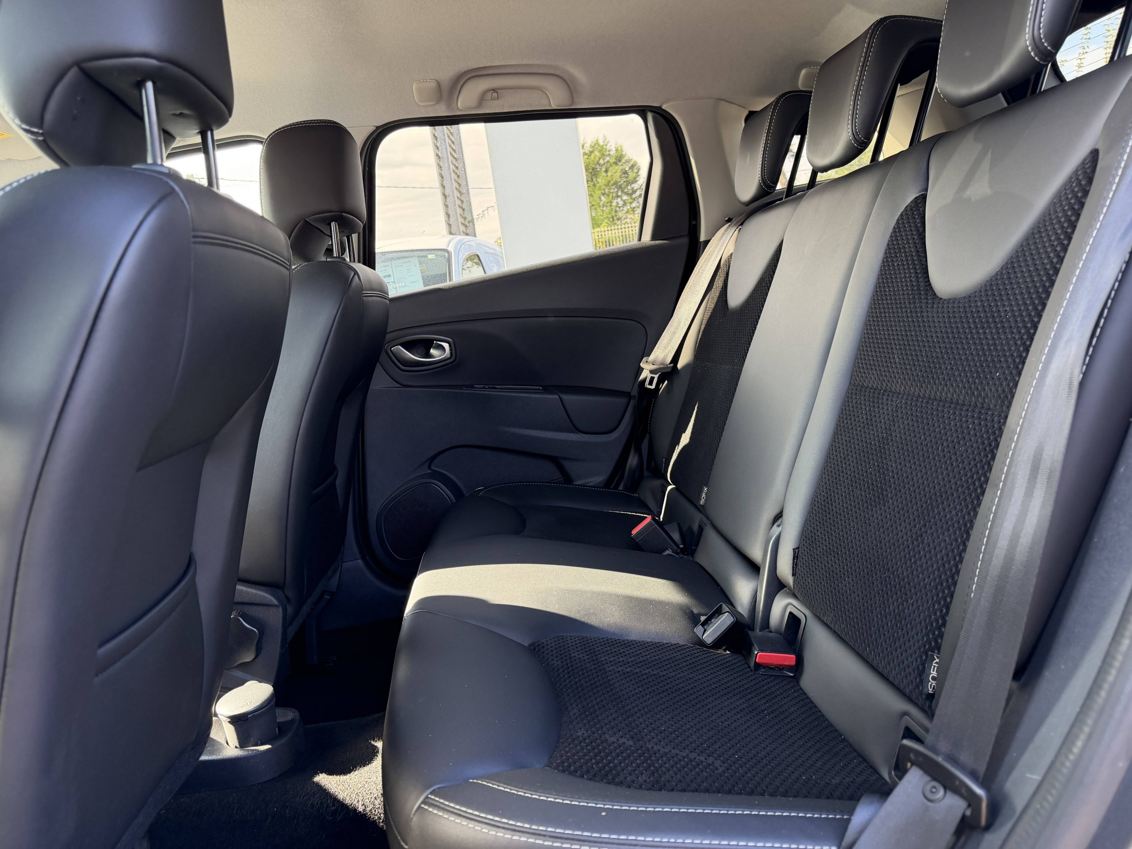 Vente en ligne Renault Clio 4 Estate Clio Estate dCi 90 Energy au prix de 11 490 €