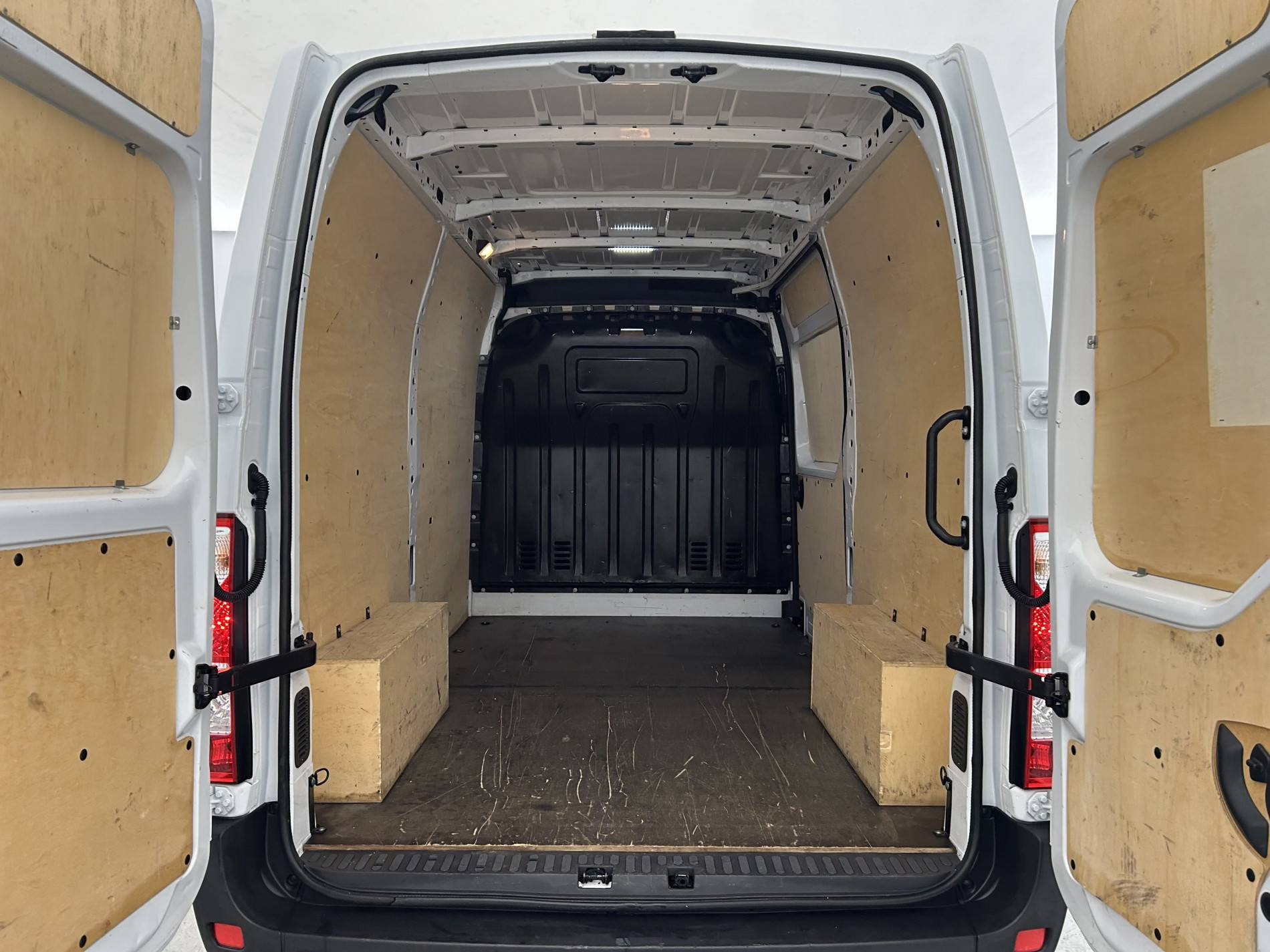 Vente en ligne Renault Master Fourgon MASTER FGN TRAC F3500 L2H2 BLUE DCI 135 au prix de 23 290 €