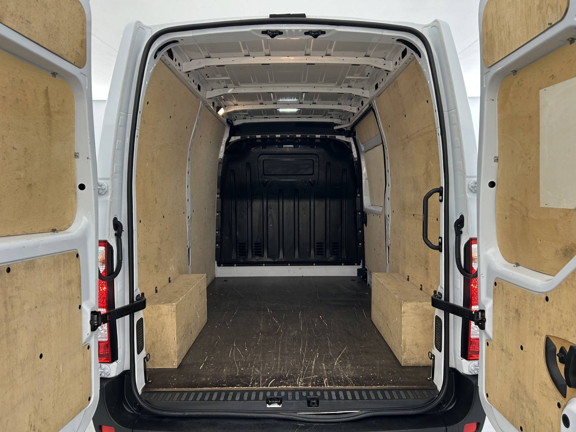 Vente en ligne Renault Master Fourgon MASTER FGN TRAC F3500 L2H2 BLUE DCI 135 au prix de 24 490 €