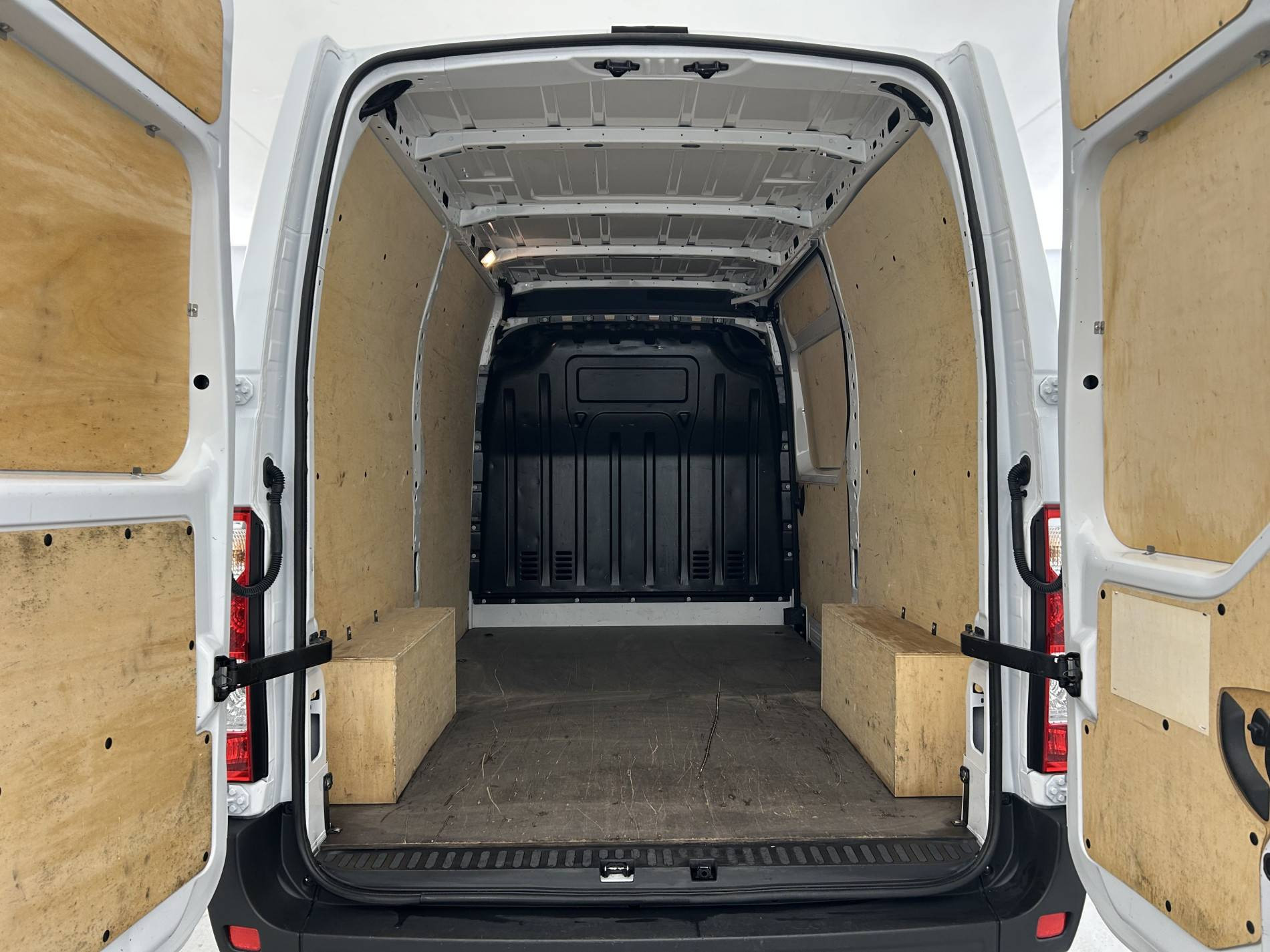 Vente en ligne Renault Master Fourgon MASTER FGN TRAC F3500 L2H2 BLUE DCI 135 au prix de 24 990 €