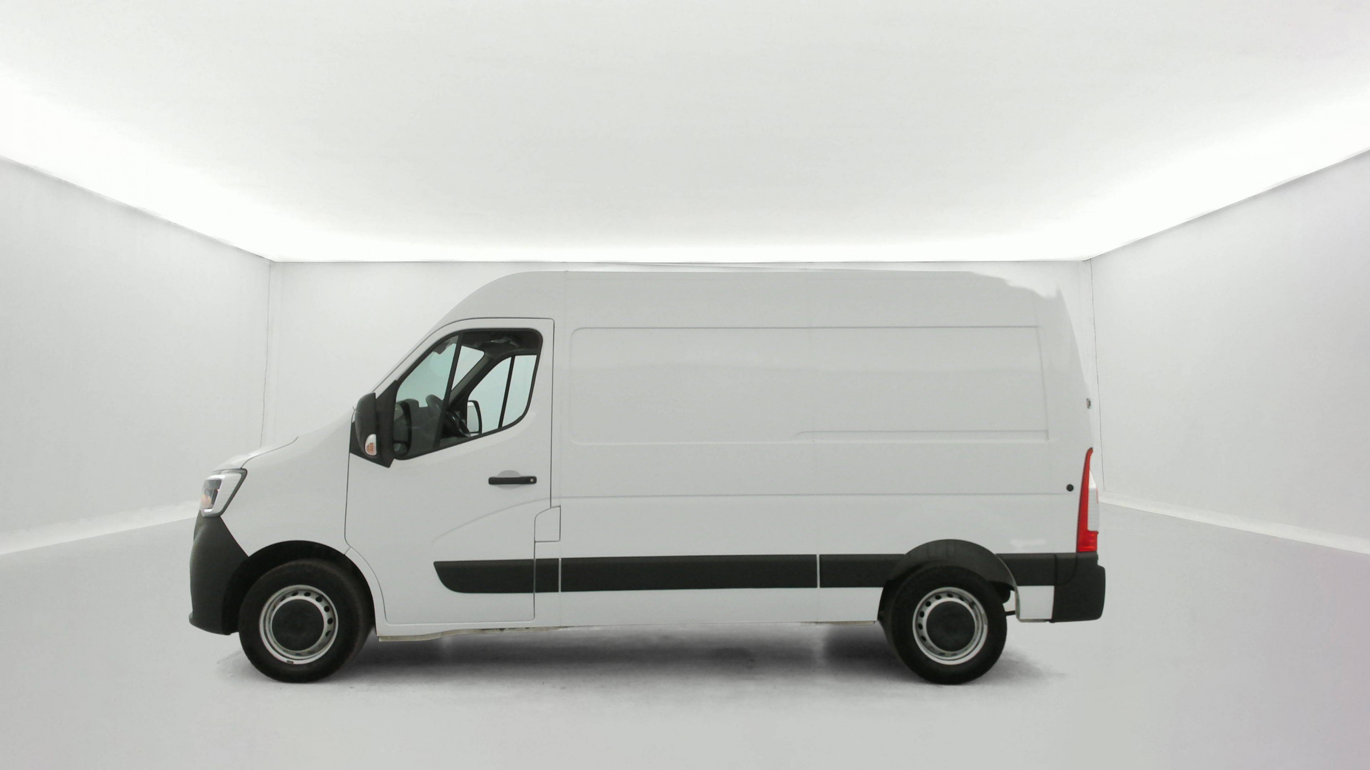 Vente en ligne Renault Master Fourgon MASTER FGN TRAC F3500 L2H2 BLUE DCI 135 au prix de 27 990 €