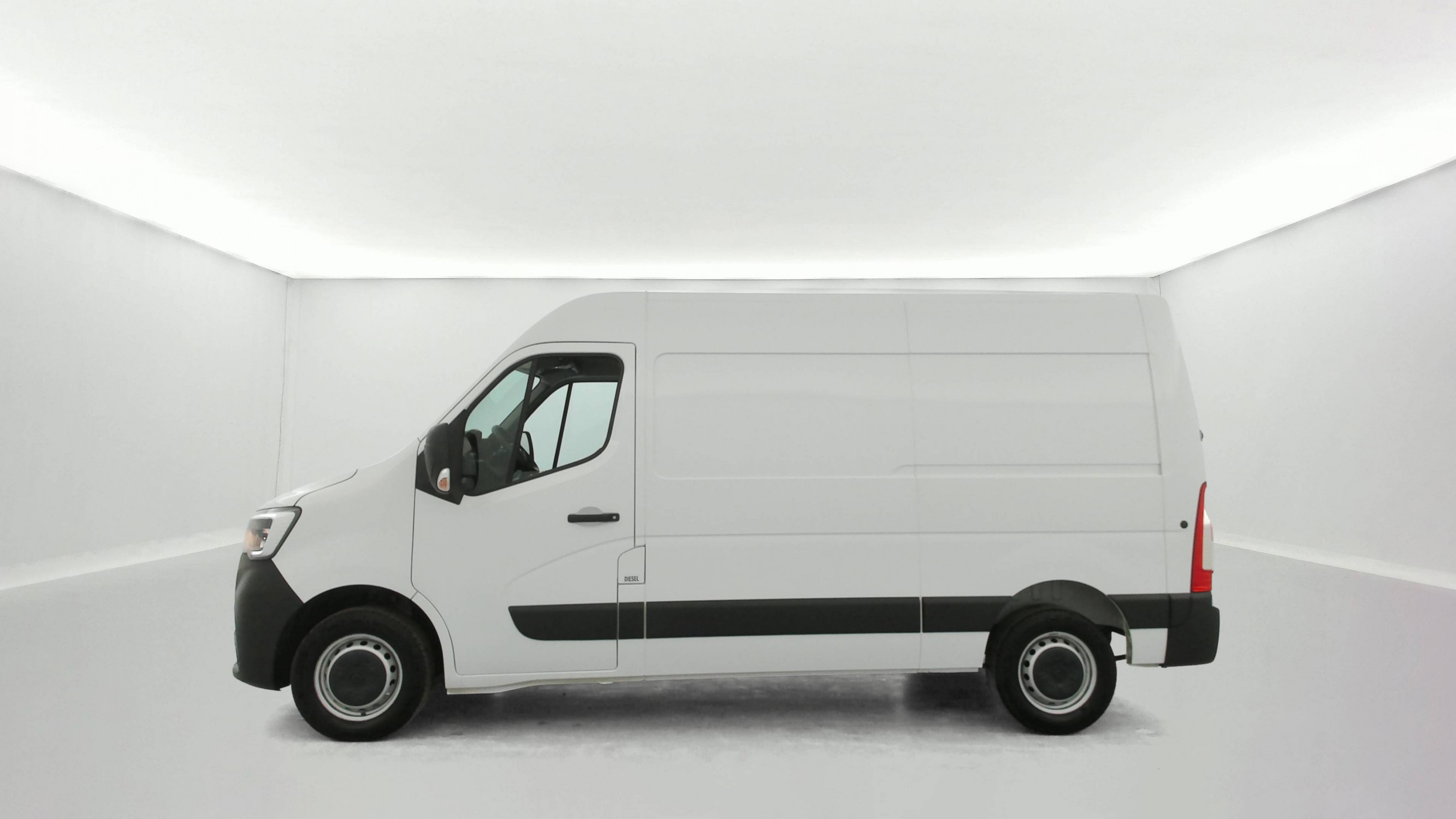 Vente en ligne Renault Master Fourgon MASTER FGN TRAC F3500 L2H2 BLUE DCI 135 au prix de 24 490 €