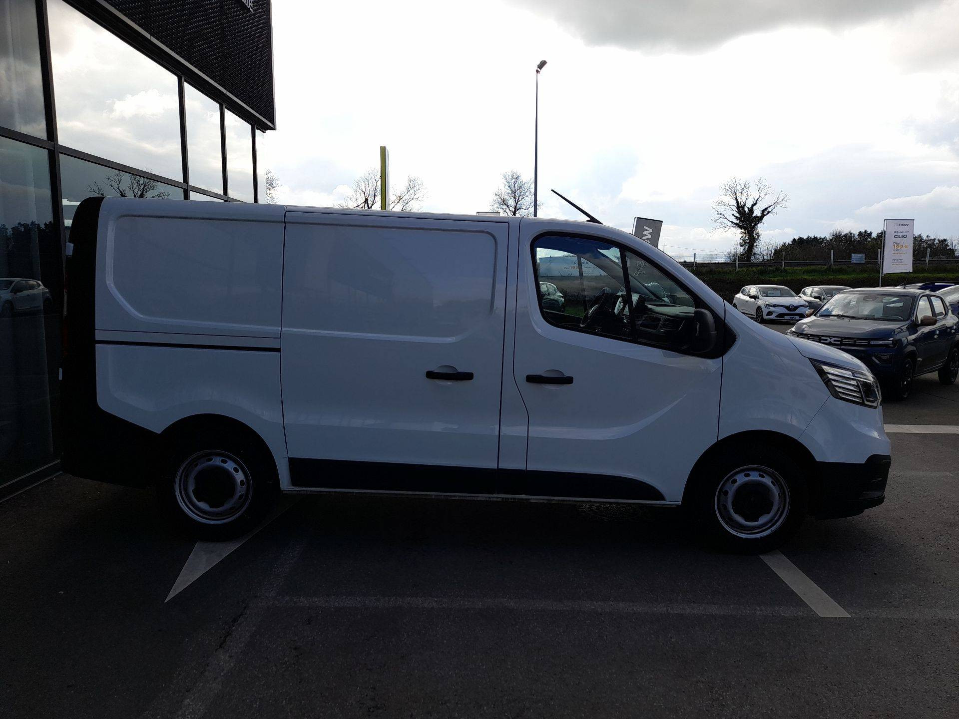 Vente en ligne Renault Trafic 3 Fourgon TRAFIC FGN L1H1 2800 KG BLUE DCI 130 au prix de 18 590 €
