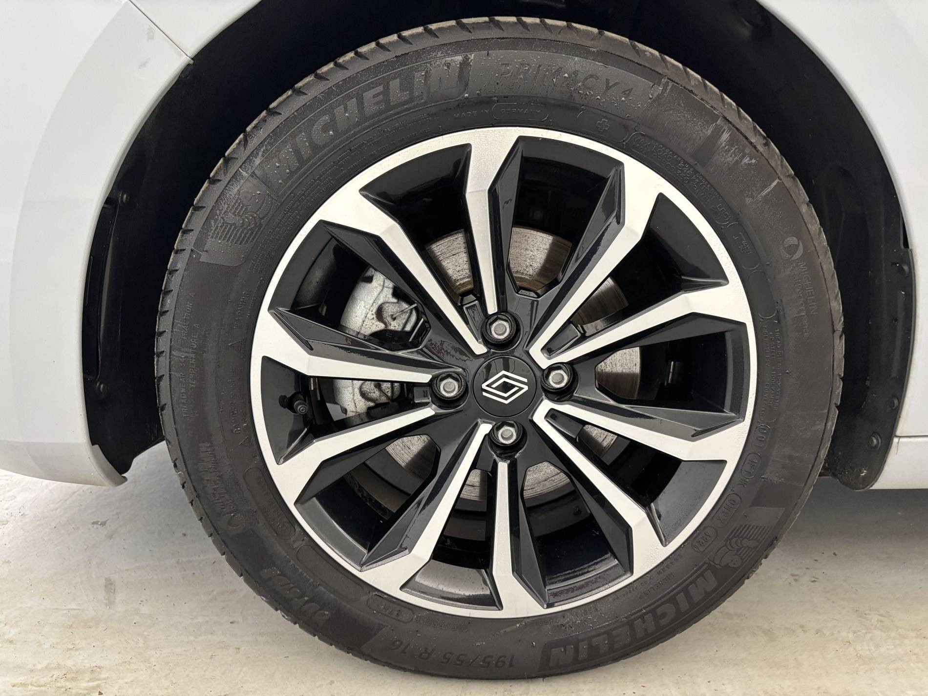 Vente en ligne Renault Clio 5 Clio E-Tech full hybrid 145 au prix de 17 990 €