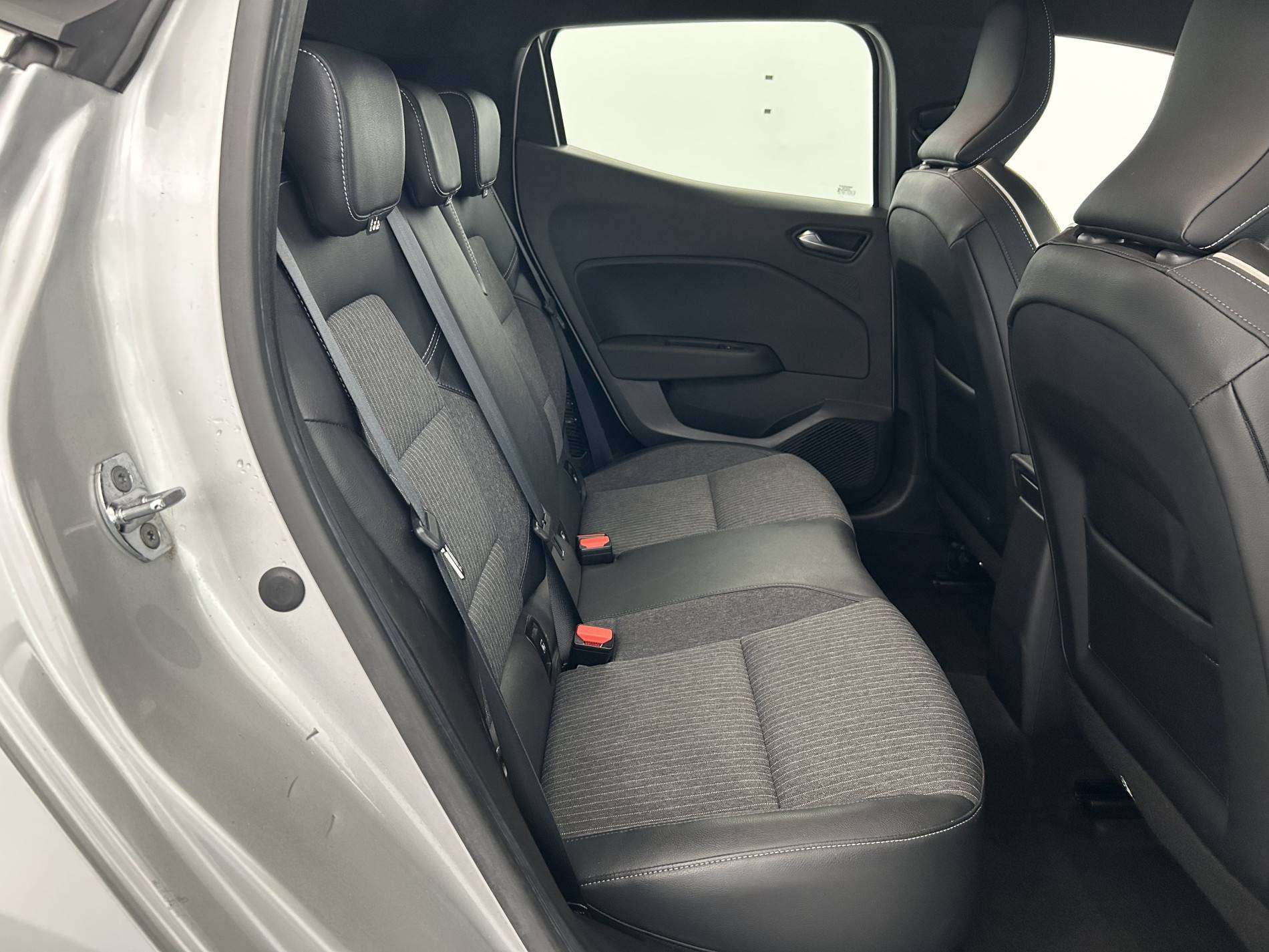 Vente en ligne Renault Clio 5 Clio E-Tech 140 - 21N au prix de 16 890 €