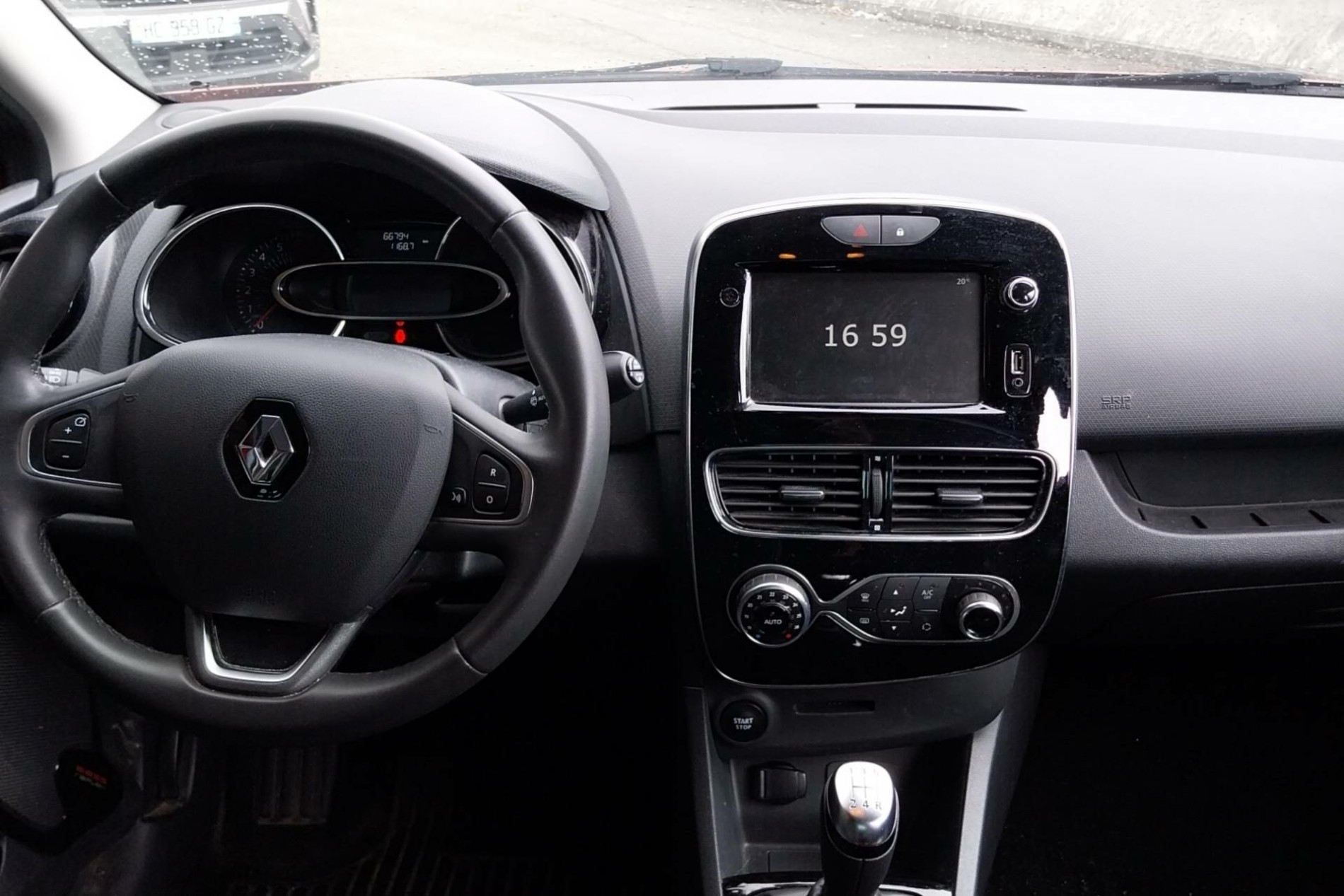 Vente en ligne Renault Clio 4 Clio TCe 90 E6C au prix de 11 790 €