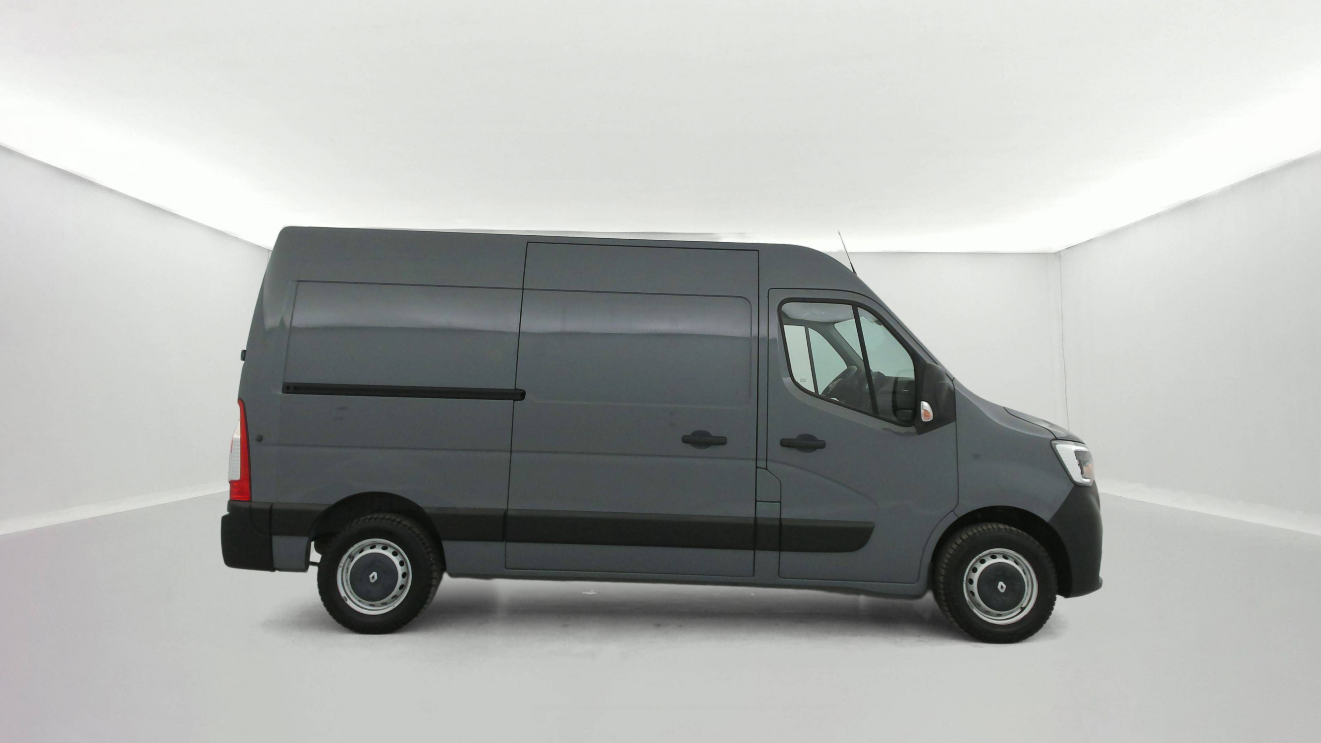 Vente en ligne Renault Master Fourgon MASTER FGN TRAC F3500 L2H2 DCI 135 au prix de 18 999 €