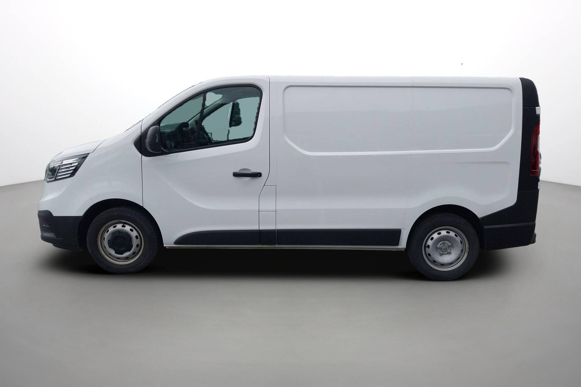 Vente en ligne Renault Trafic 3 Fourgon TRAFIC FG BLUE DCI 130 L1H1 3T GSR2 au prix de 23 990 €