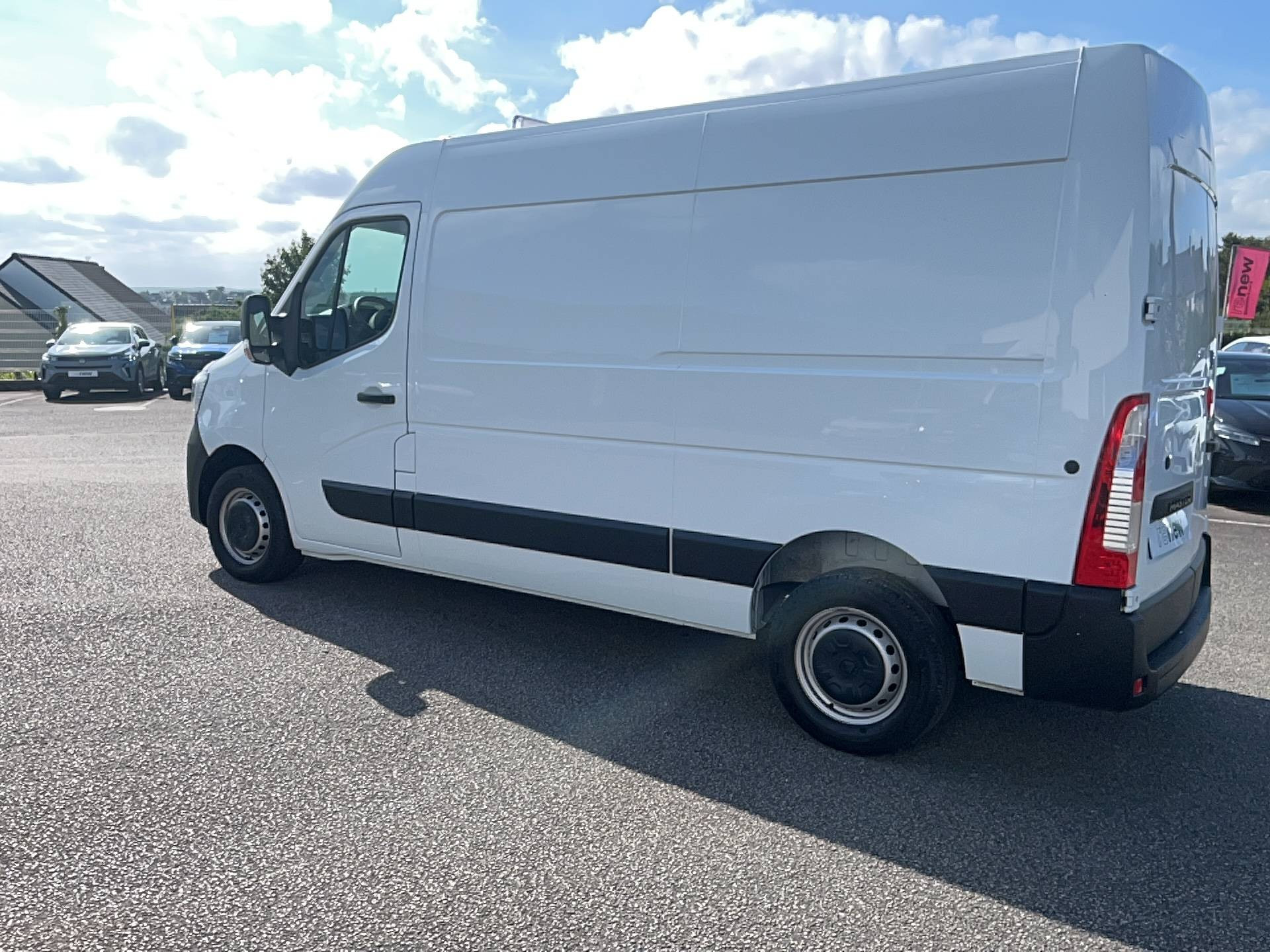 Vente en ligne Renault Master Fourgon MASTER FGN TRAC F3500 L2H2 BLUE DCI 135 au prix de 26 990 €