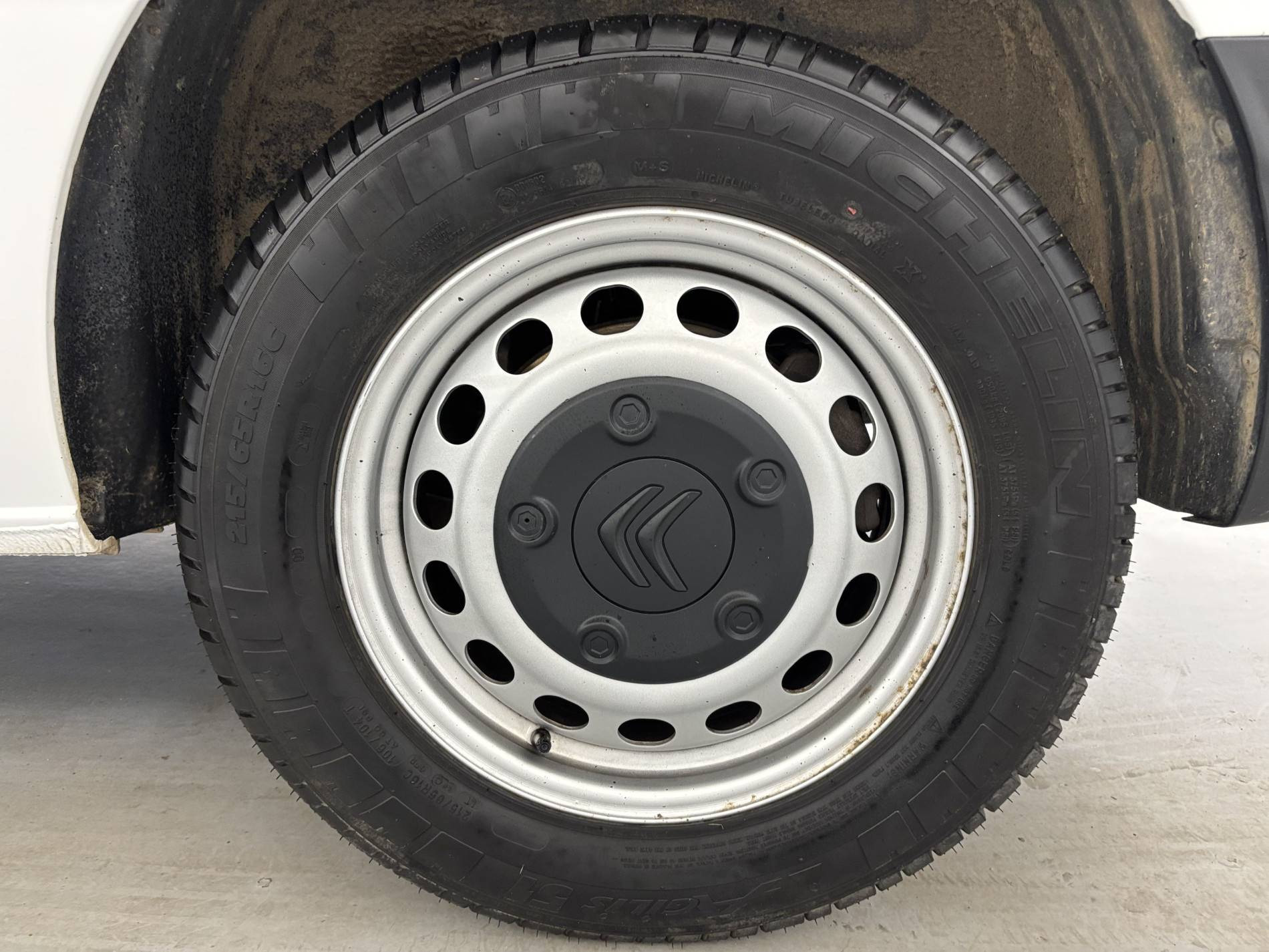 Vente en ligne Citroën Jumper Fourgon JUMPY FGN M BLUEHDI 120 S&S BVM6 au prix de 19 490 €
