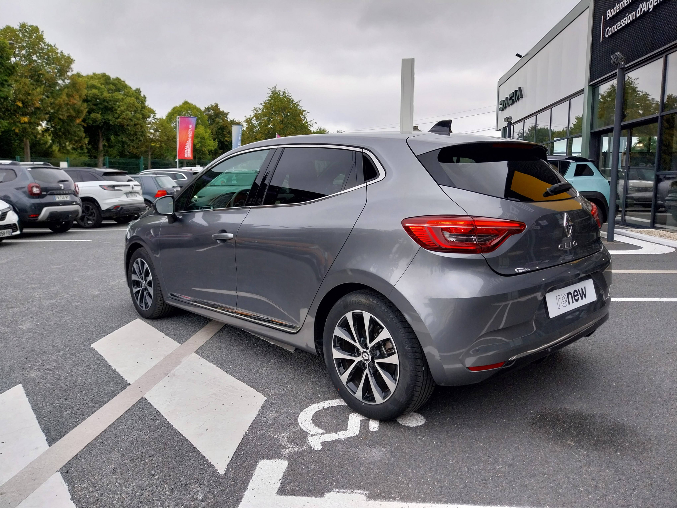 Vente en ligne Renault Clio 5 Clio E-Tech full hybrid 145 au prix de 19 000 €