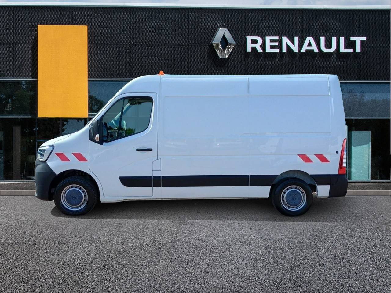 Vente en ligne Renault Master Fourgon MASTER FGN TRAC F3300 L2H2 BLUE DCI 135 au prix de 23 490 €