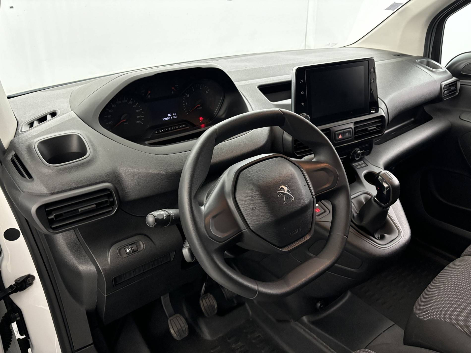 Vente en ligne Peugeot Partner Fourgon  STANDARD 650 KG BLUEHDI 100 S&S BVM5 au prix de 11 990 €
