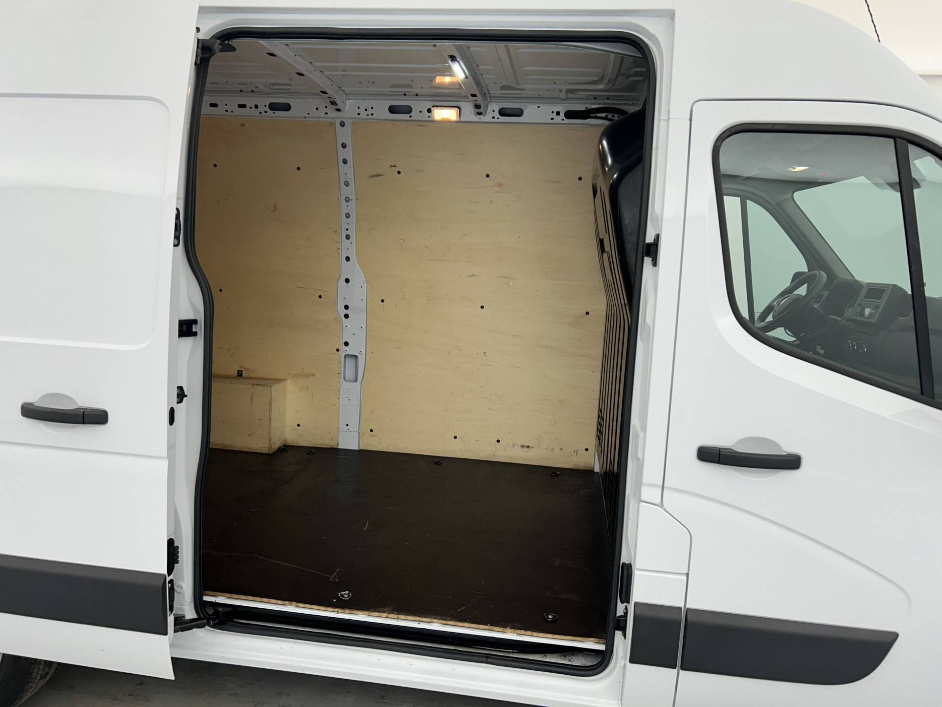 Vente en ligne Renault Master Fourgon MASTER FGN TRAC F3500 L2H2 BLUE DCI 135 au prix de 24 990 €