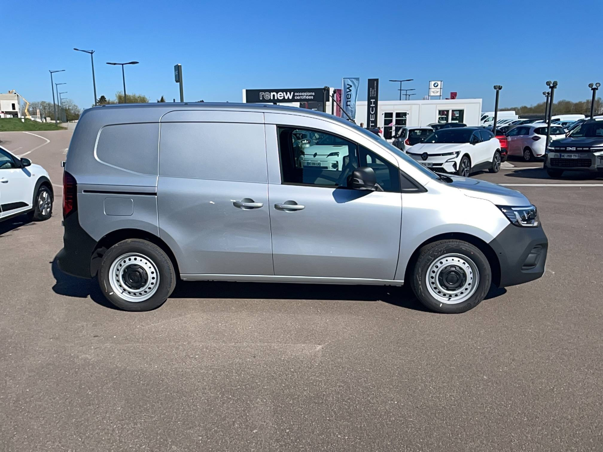 Vente en ligne Renault Kangoo Van E-Tech  FG TOLE L1 AC22/DC80 GSR2 au prix de 29 991 €