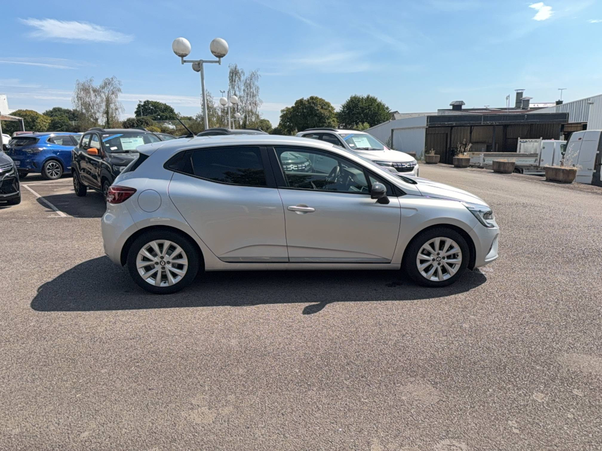 Vente en ligne Renault Clio 5 Clio E-Tech full hybrid 145 au prix de 15 990 €