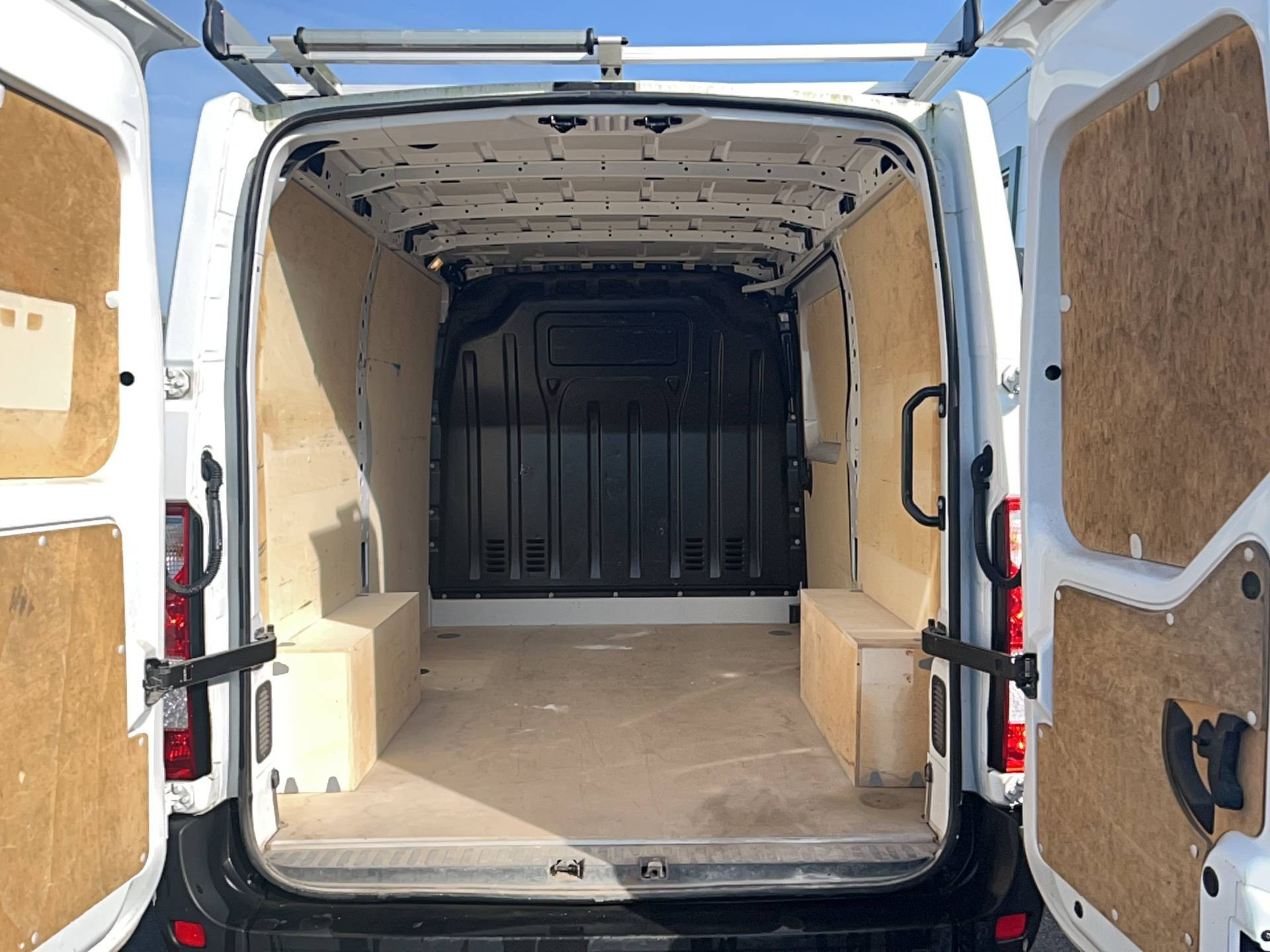 Vente en ligne Renault Master Fourgon MASTER FGN TRAC F2800 L1H1 BLUE DCI 150 au prix de 24 890 €