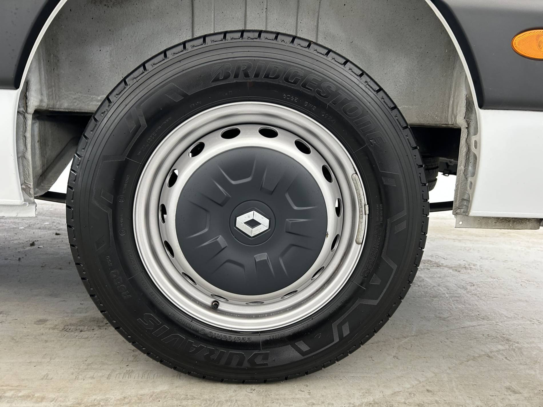 Vente en ligne Renault Master Fourgon MASTER FGN TRAC F3500 L3H3 BLUE DCI 135 au prix de 29 990 €
