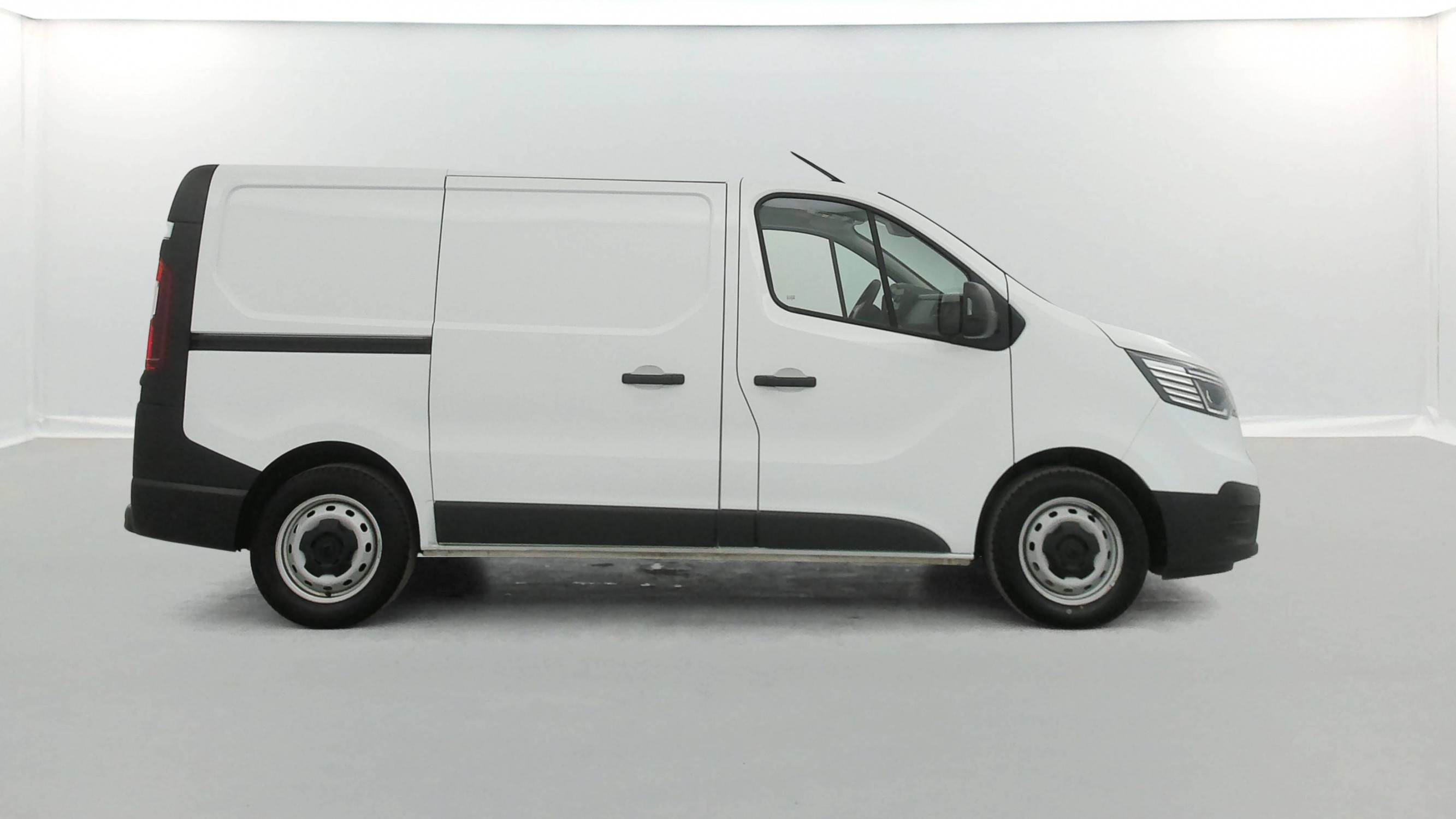 Vente en ligne Renault Trafic 3 Fourgon TRAFIC FGN L1H1 3000 KG BLUE DCI 130 au prix de 18 790 €