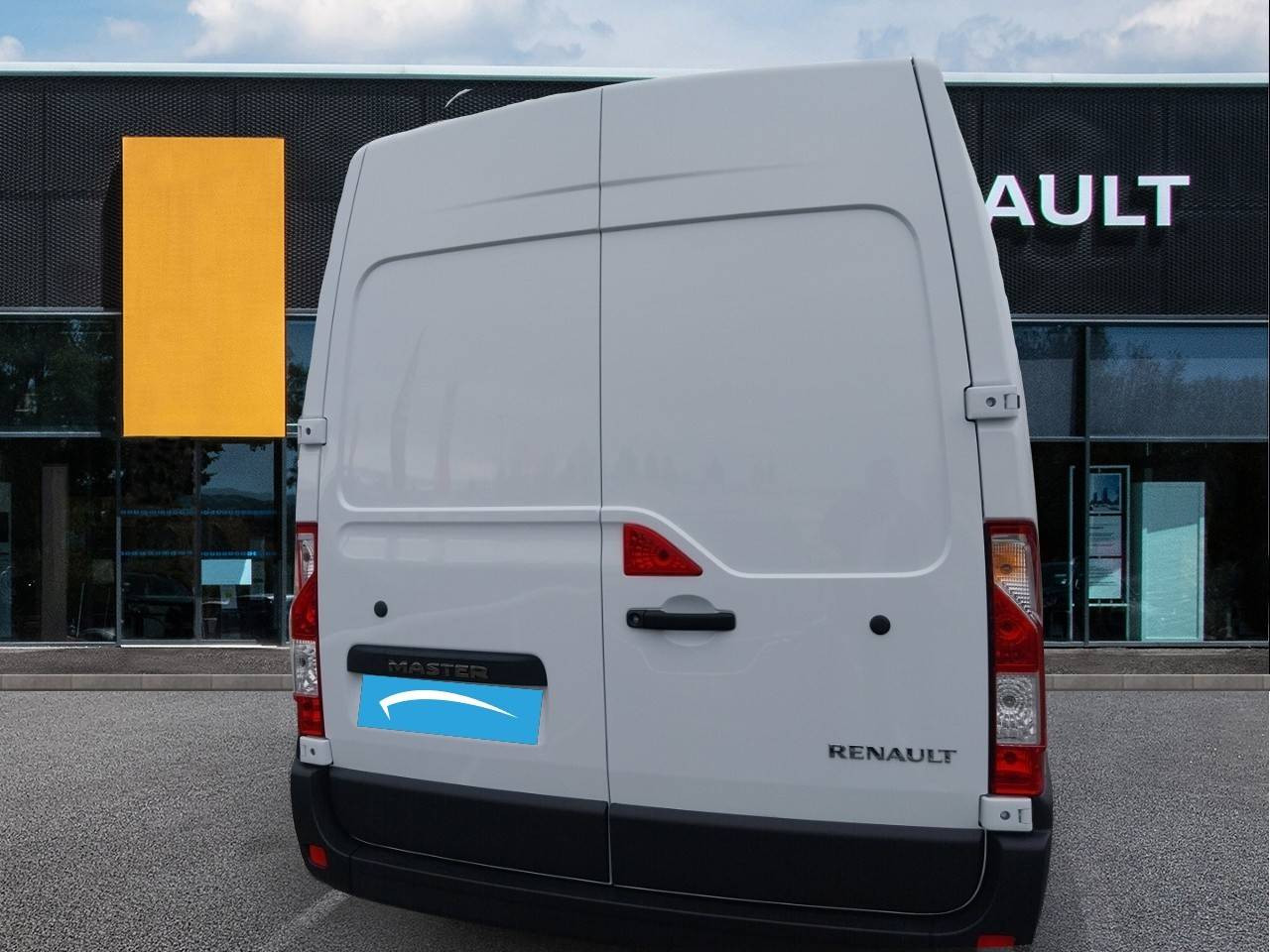Vente en ligne Renault Master Fourgon MASTER FGN TRAC F3300 L2H2 BLUE DCI 135 au prix de 24 490 €
