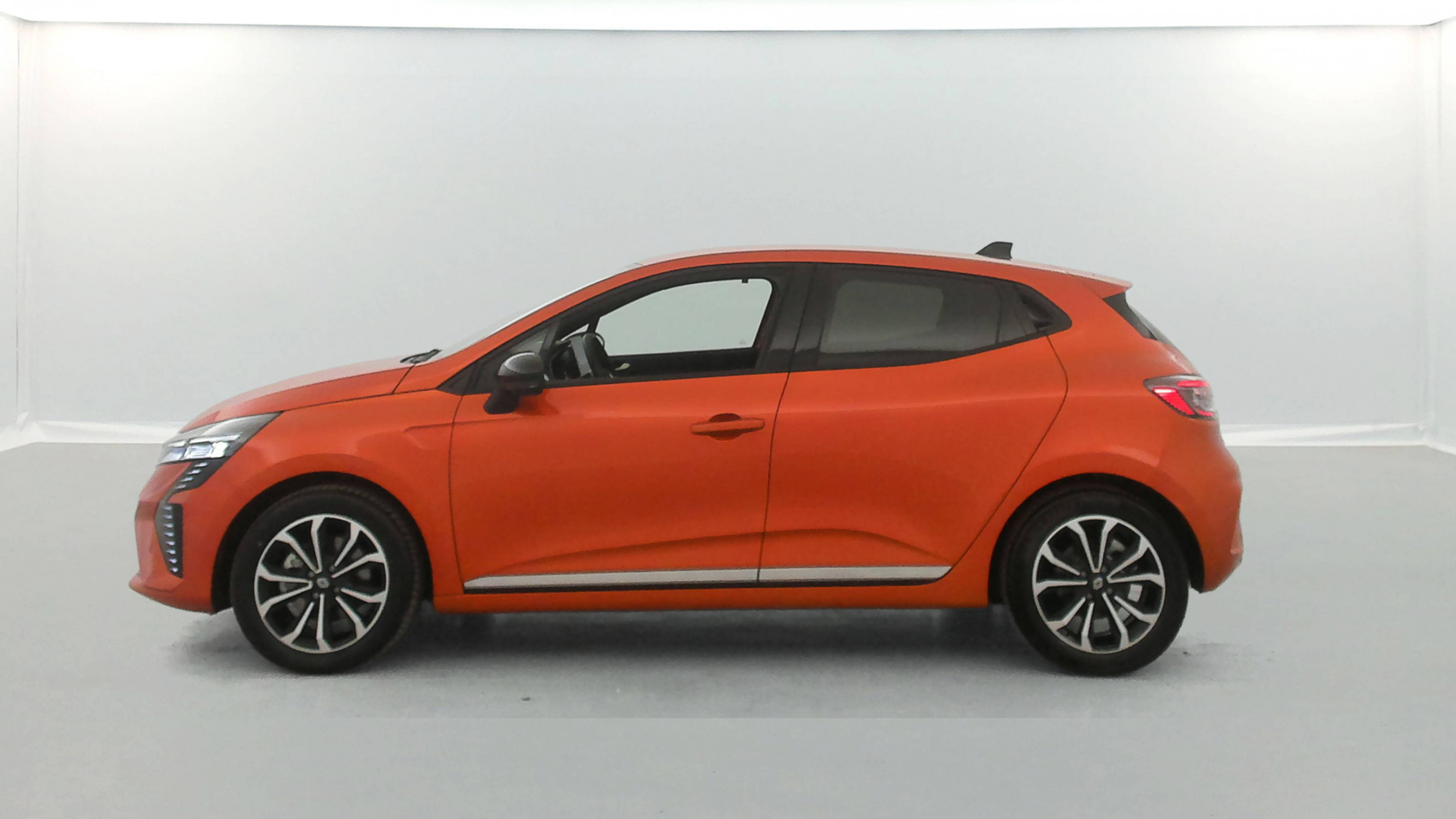 Vente en ligne Renault Clio 5 Clio E-Tech full hybrid 145 au prix de 18 990 €