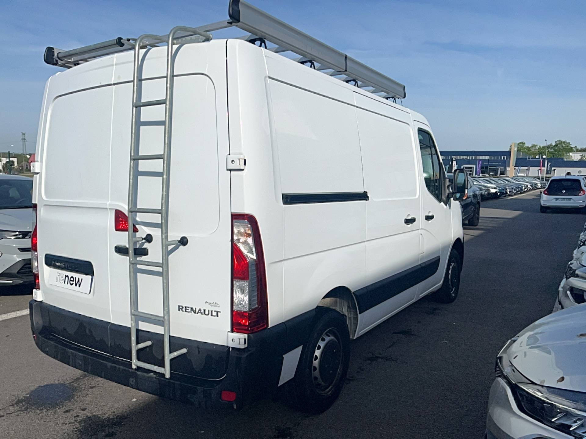 Vente en ligne Renault Master Fourgon MASTER FGN TRAC F2800 L1H1 BLUE DCI 150 au prix de 24 890 €