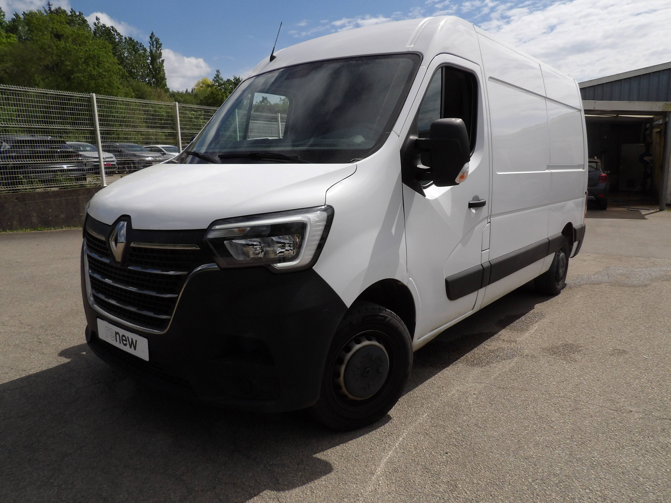 Vente en ligne Renault Master Fourgon MASTER FGN TRAC F3300 L2H2 BLUE DCI 180 au prix de 22 499 €
